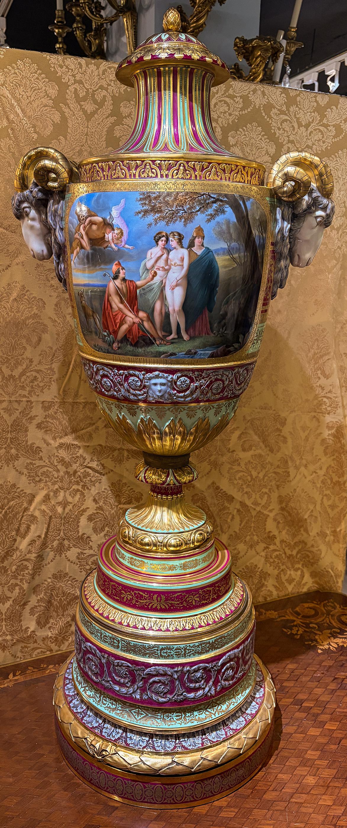 Urne de palais en porcelaine ancienne de Royal Vienna avec poignées en relief en forme de tête de bélier en vente 4