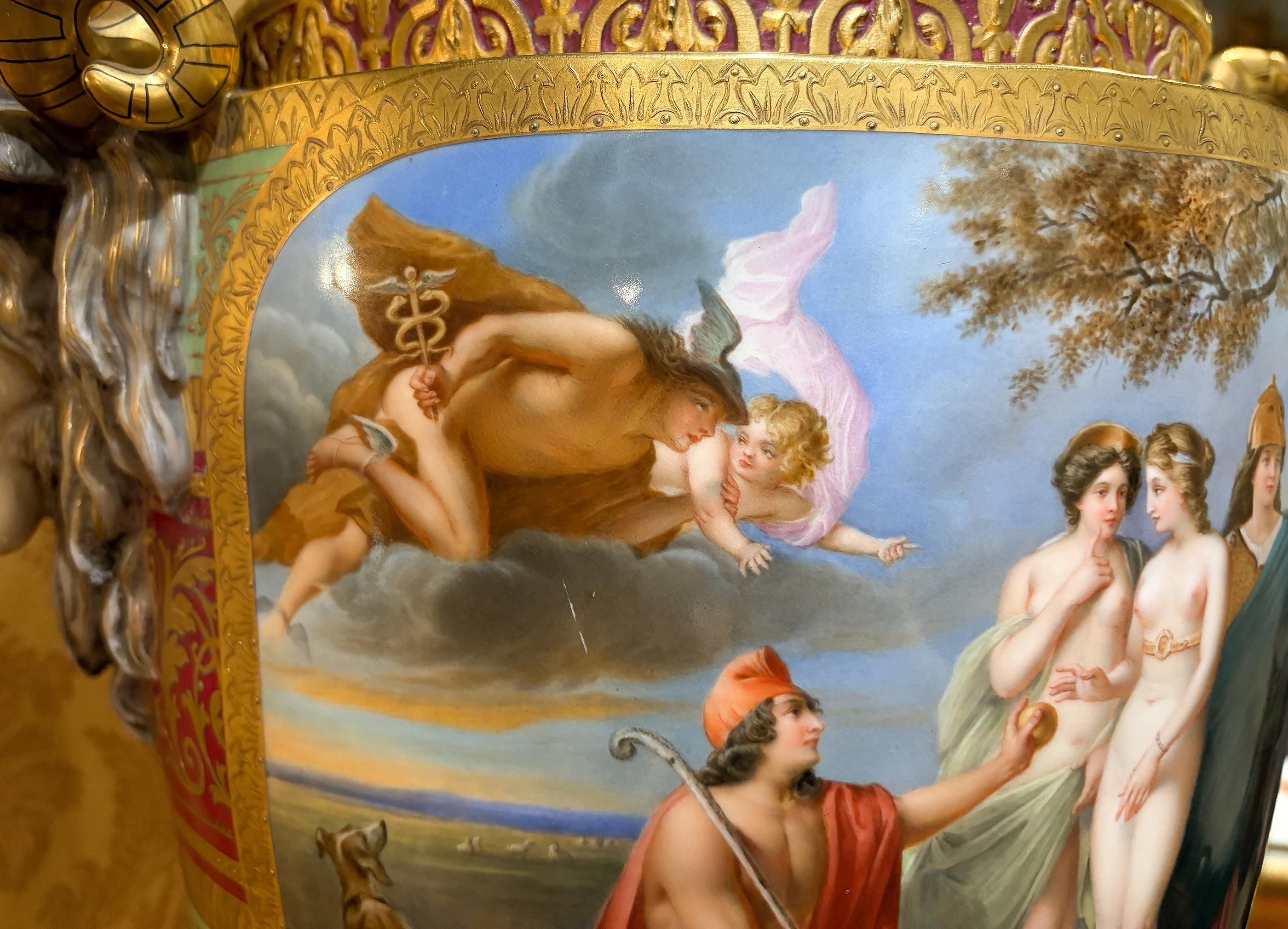 Doré Urne de palais en porcelaine ancienne de Royal Vienna avec poignées en relief en forme de tête de bélier en vente