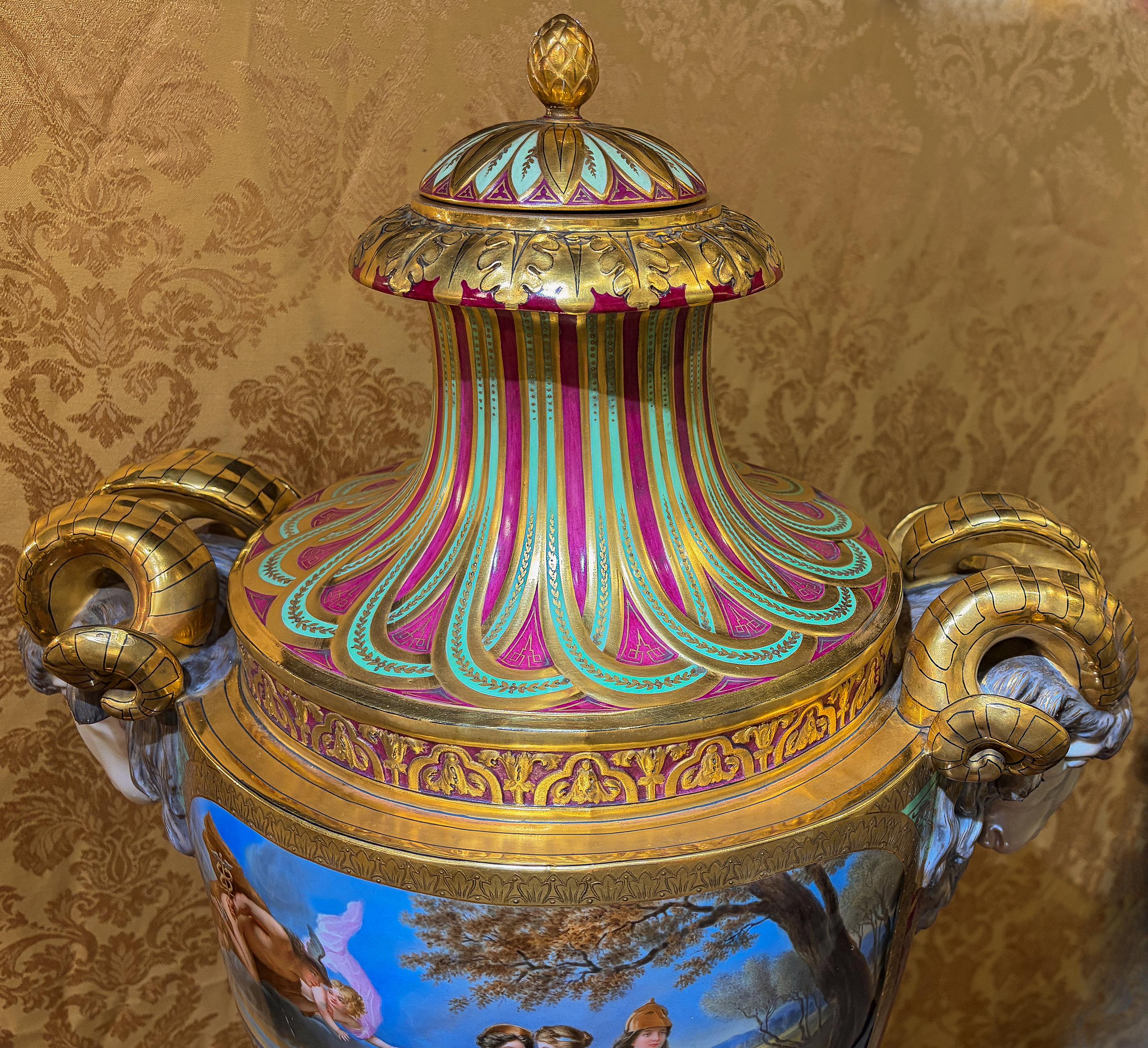 Urne de palais en porcelaine ancienne de Royal Vienna avec poignées en relief en forme de tête de bélier Bon état - En vente à New York, NY