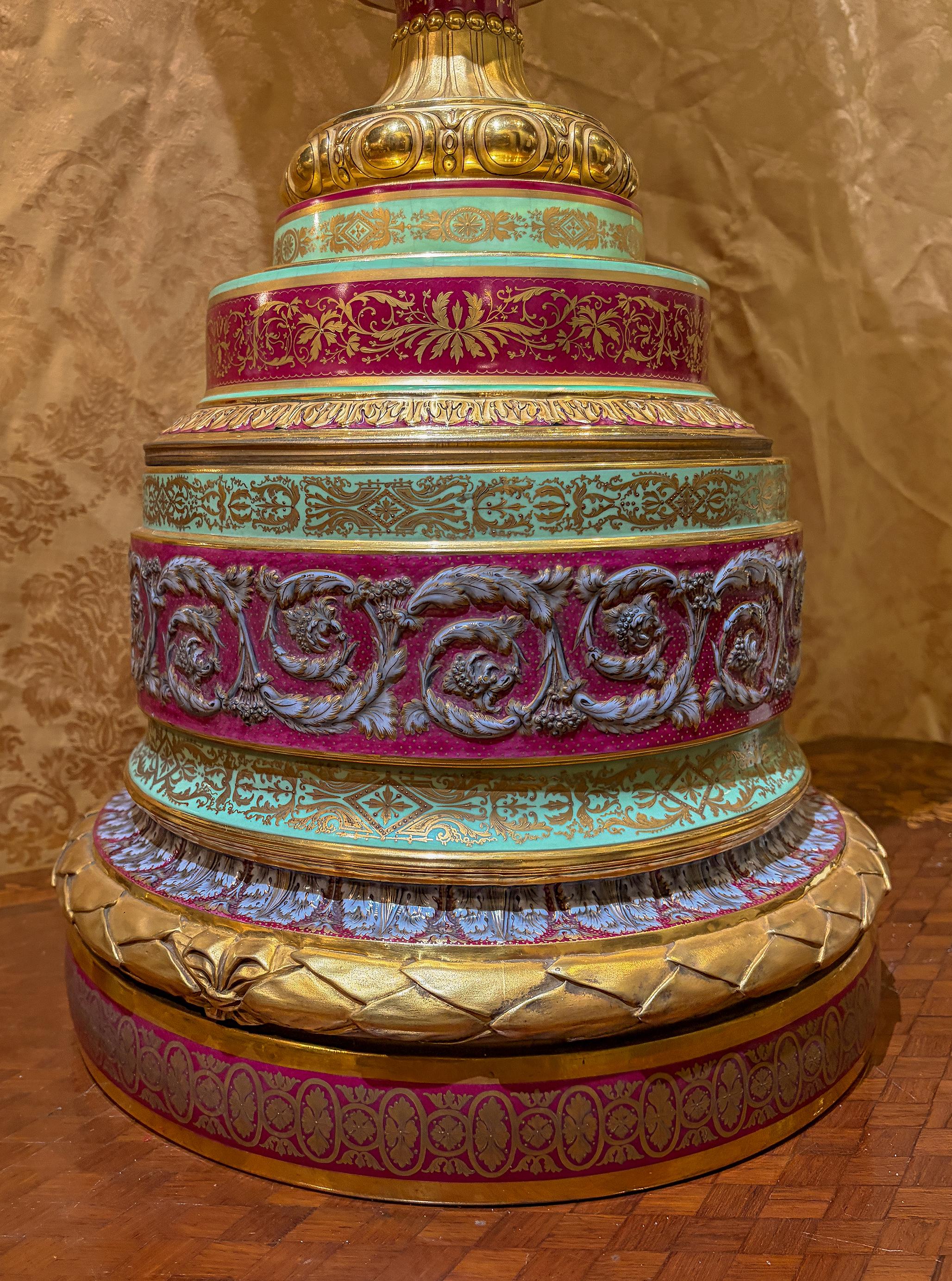 Porcelaine Urne de palais en porcelaine ancienne de Royal Vienna avec poignées en relief en forme de tête de bélier en vente