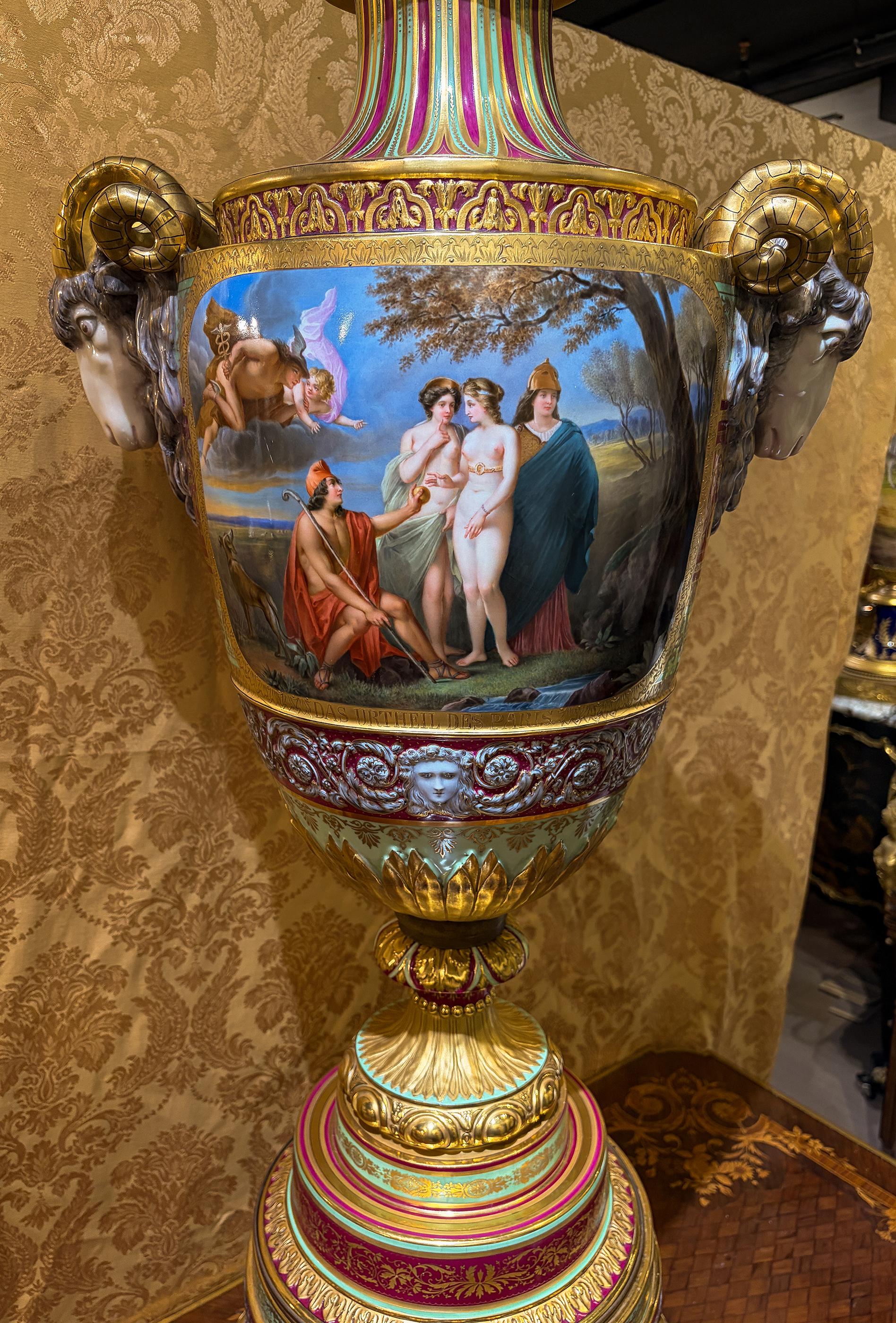 Urne de palais en porcelaine ancienne de Royal Vienna avec poignées en relief en forme de tête de bélier en vente 1