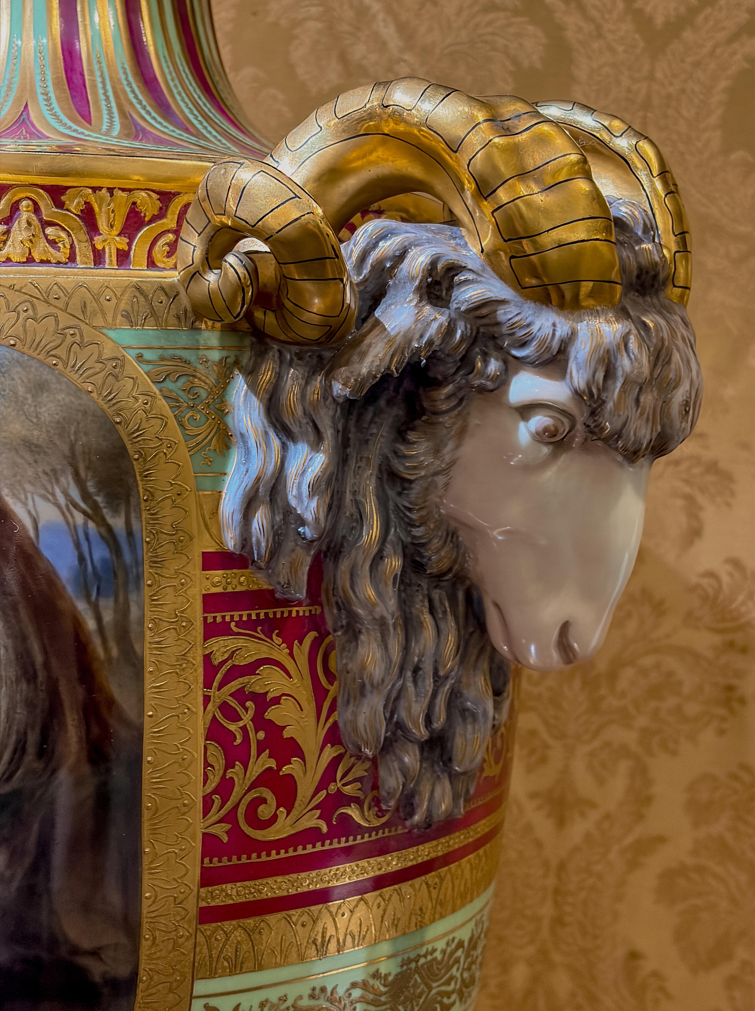 Urne de palais en porcelaine ancienne de Royal Vienna avec poignées en relief en forme de tête de bélier en vente 3