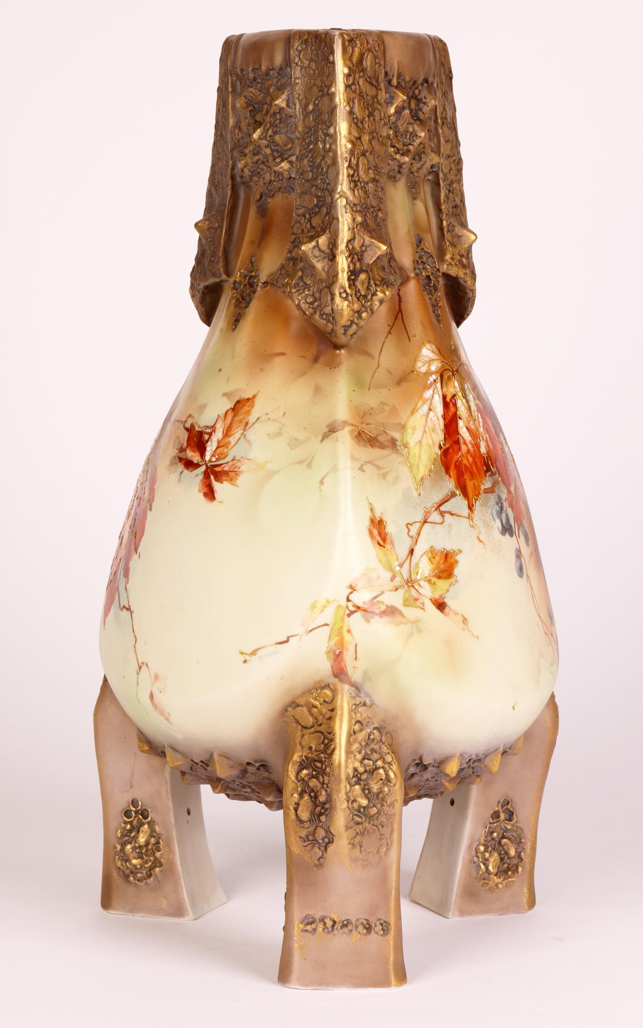 Porcelaine Vase insolite peint à la fleur de style Art nouveau royal de Vienne par Paul Dachsel en vente