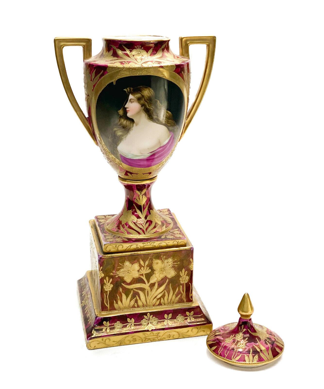 Peint à la main Urne à double poignée en porcelaine peinte à la main de la famille royale de Vienne, Autriche, vers 1900 en vente