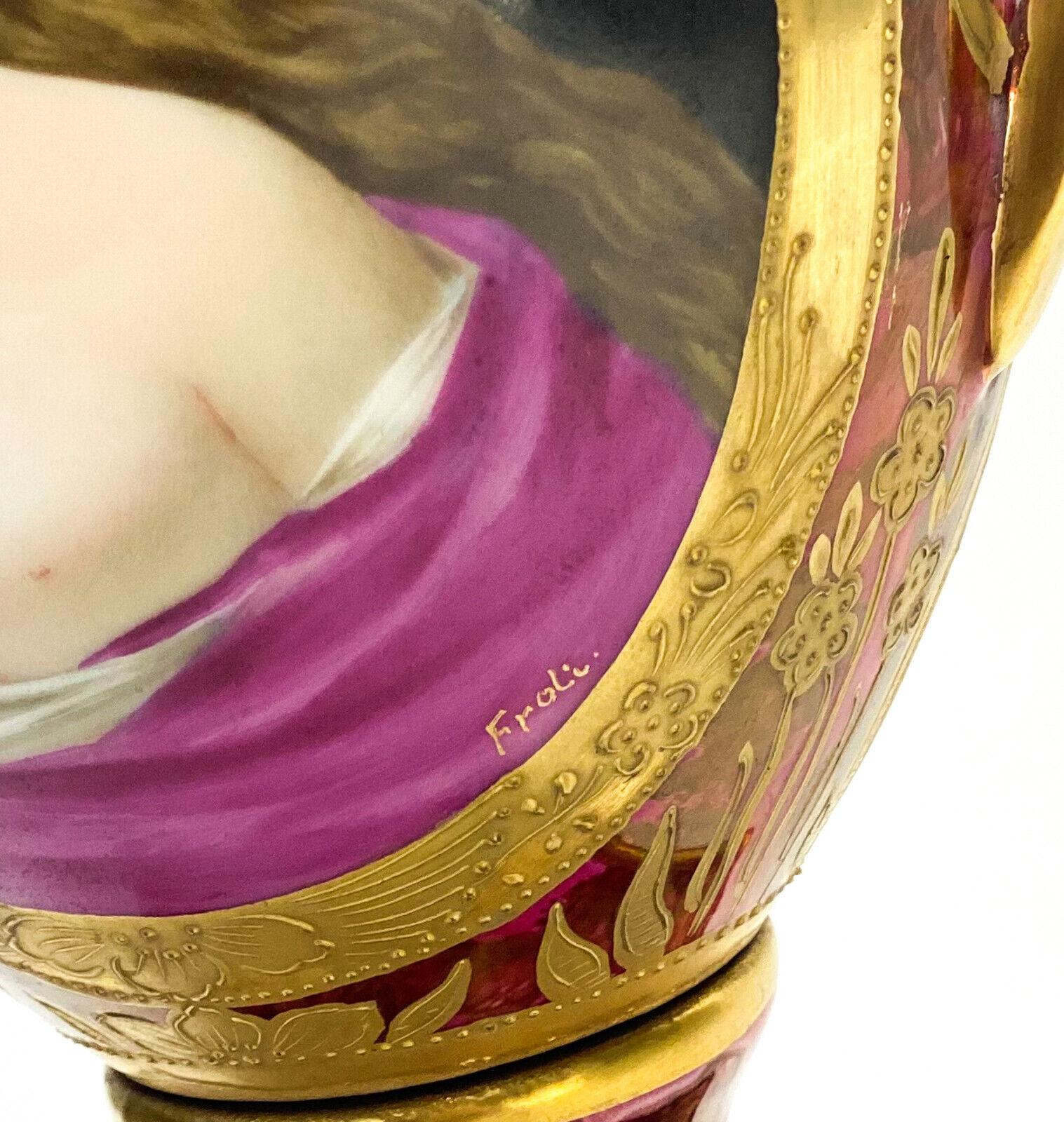 XIXe siècle Urne à double poignée en porcelaine peinte à la main de la famille royale de Vienne, Autriche, vers 1900 en vente