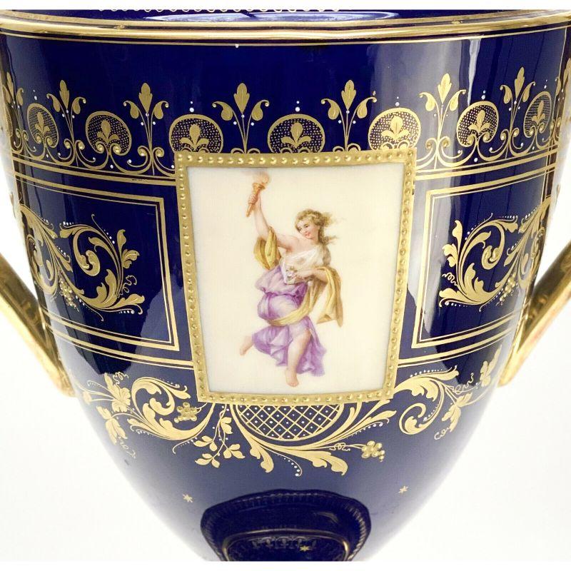 Urne à deux poignées en porcelaine peinte à la main de style Royal Vienna, Autriche, Othello, vers 1900 Bon état - En vente à Gardena, CA