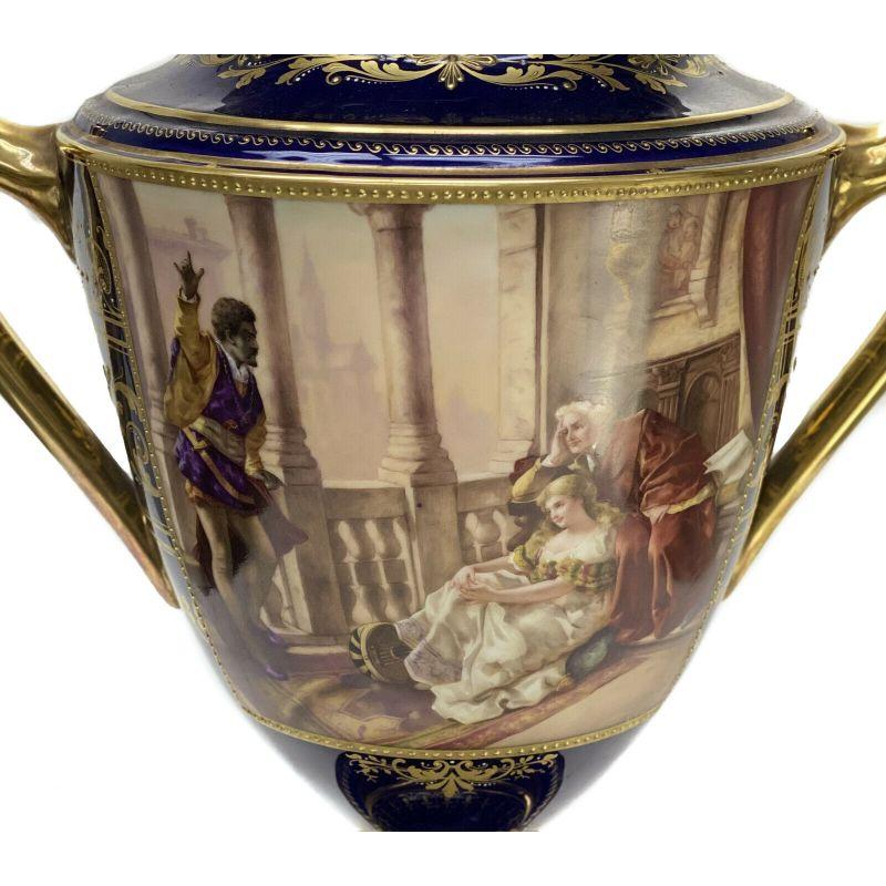 XIXe siècle Urne à deux poignées en porcelaine peinte à la main de style Royal Vienna, Autriche, Othello, vers 1900 en vente
