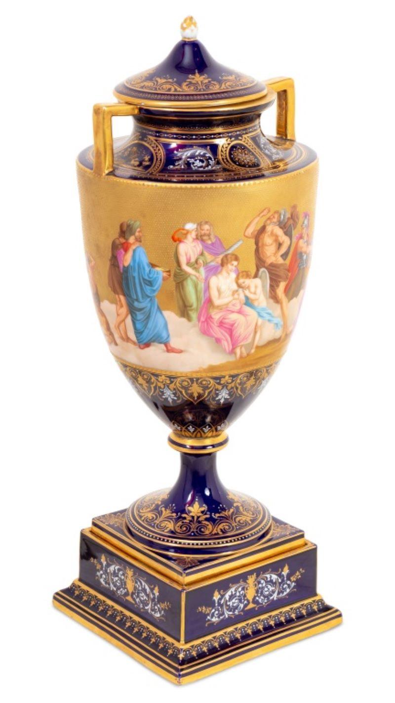 Vaso coperto a due manici in Royal Vienna Porcelain a fondo blu su supporto, fine XIX secolo, corpo dipinto con una scena continua di Zeus, Afrodite e Ares, firmato 