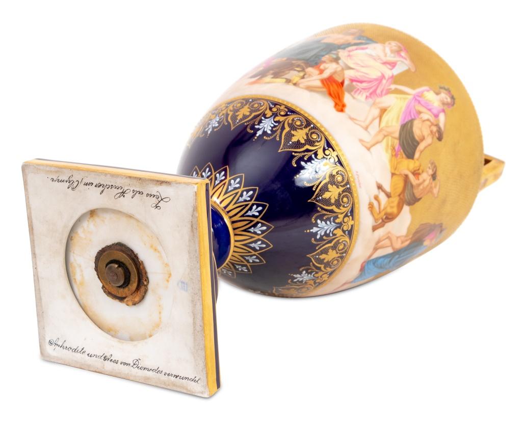 Dipinto a mano Vaso rivestito di terra blu Royal Vienna su supporto in vendita