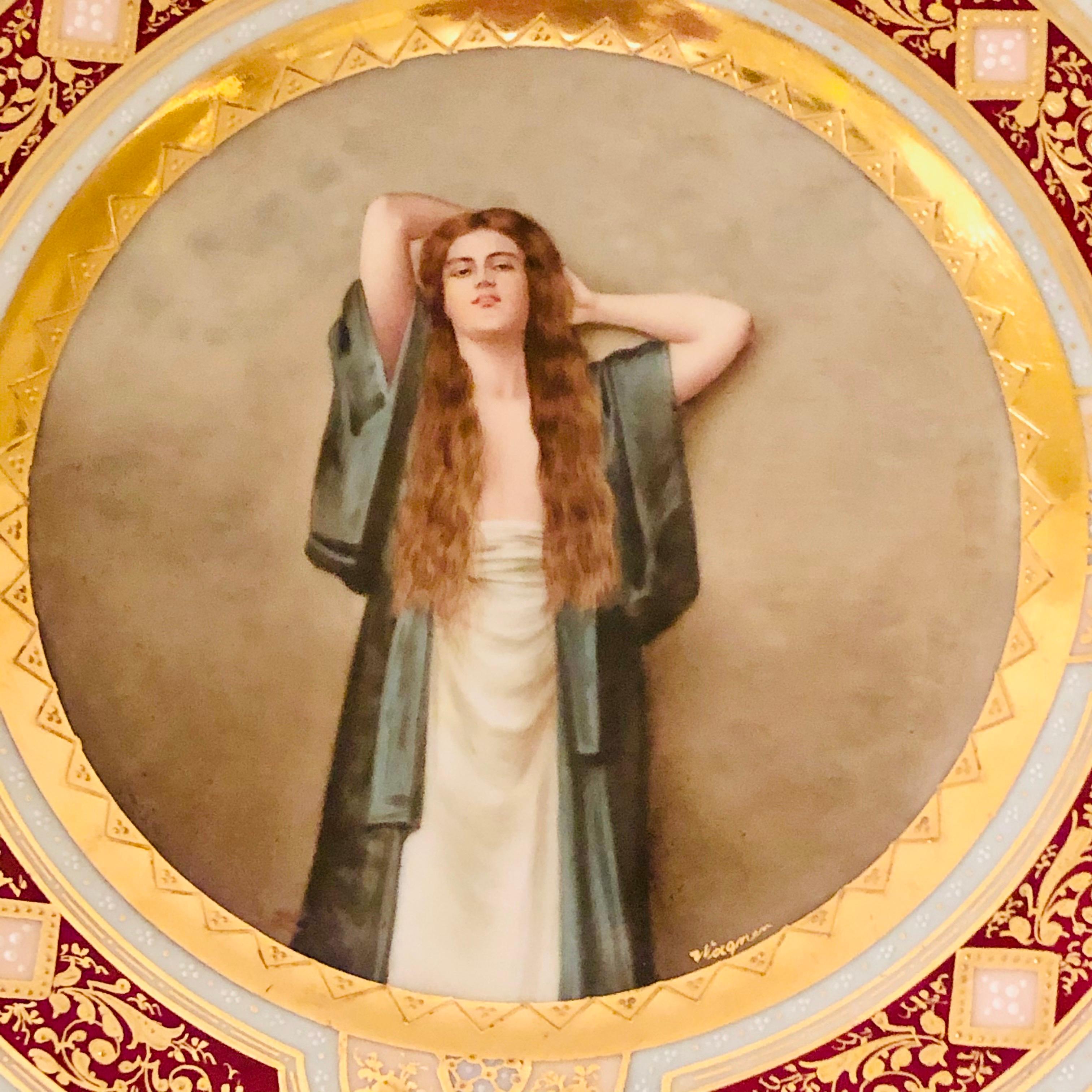 Fin du XIXe siècle Assiette de cabinet « Royal Vienna » avec bardot signée Wagner, femme aux cheveux rouges longs en vente