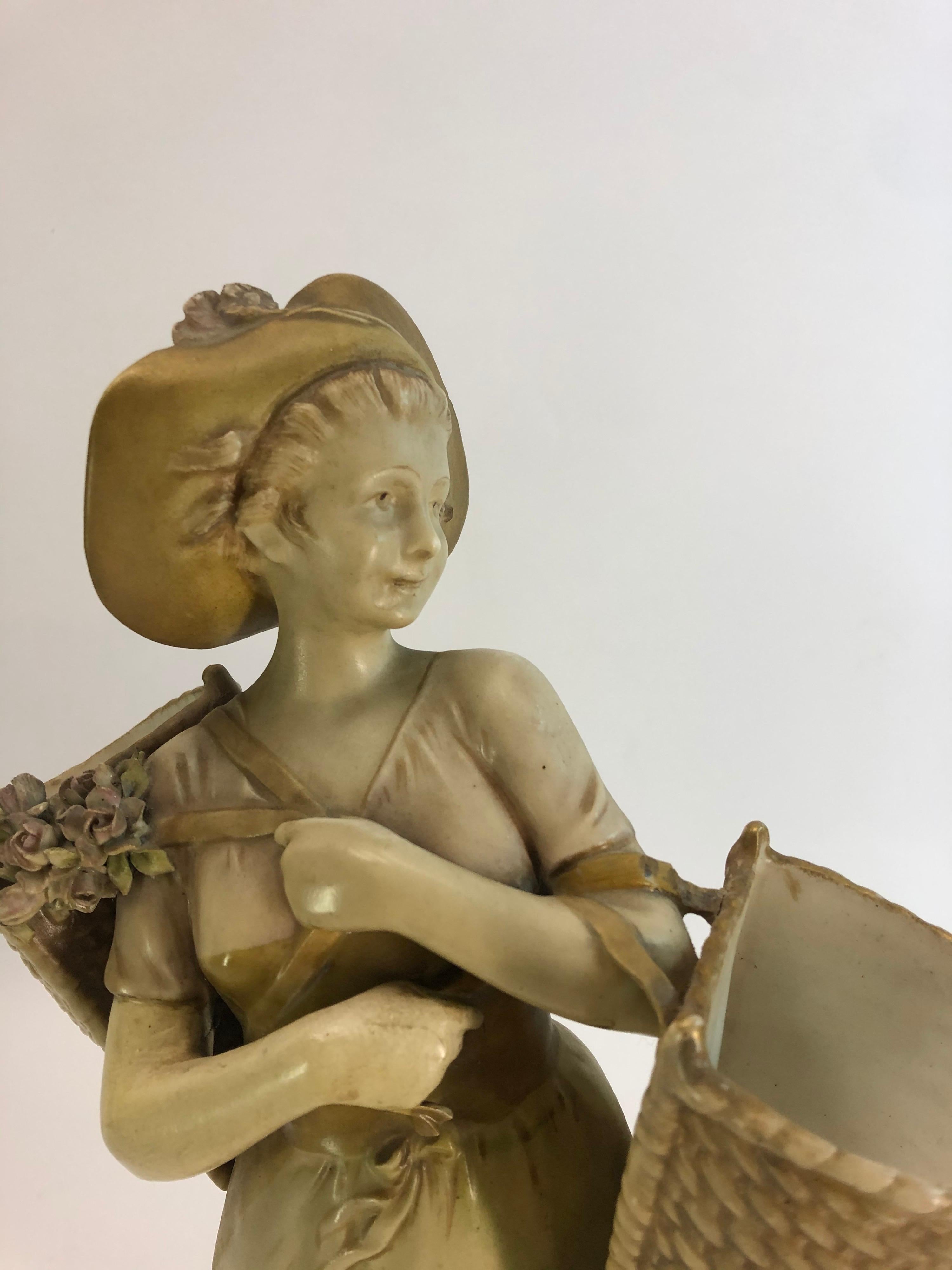 Autrichien Royal Vienna/ Ernst Wahliss Figurine Fille avec paniers en vente