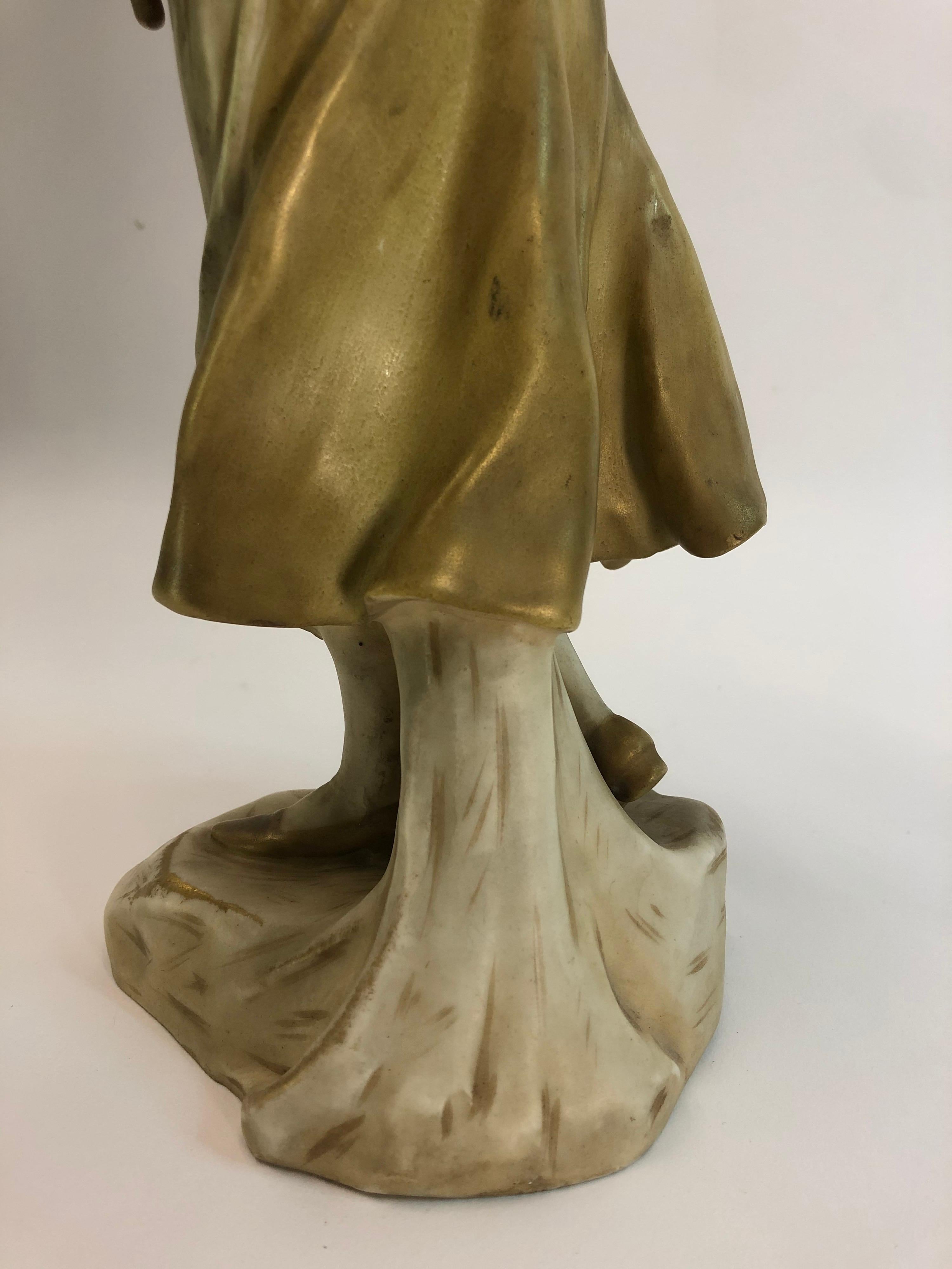 Vernissé Royal Vienna/ Ernst Wahliss Figurine Fille avec paniers en vente
