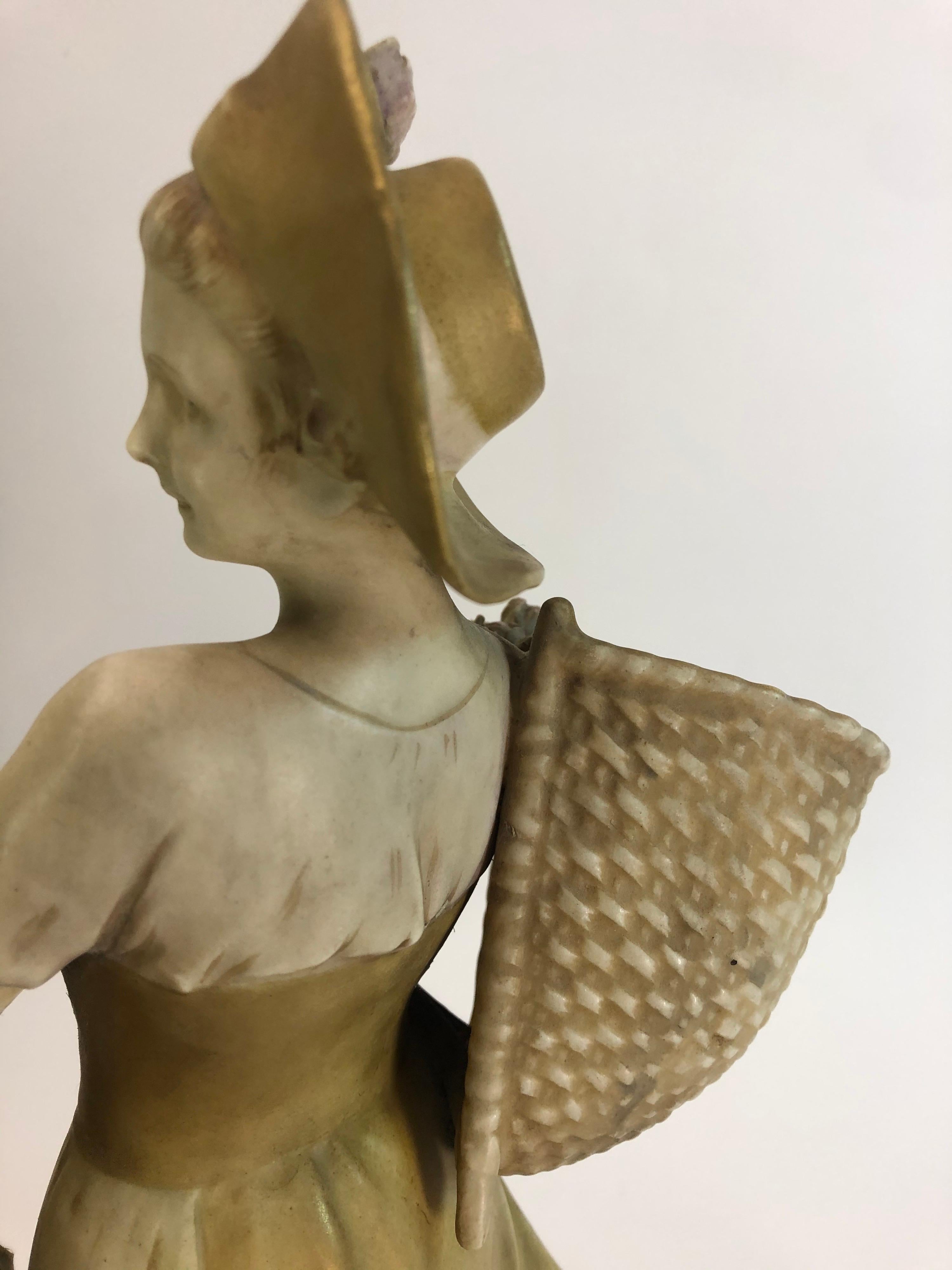 Royal Vienna/ Ernst Wahliss Figurine Fille avec paniers Bon état - En vente à Achterveld, NL