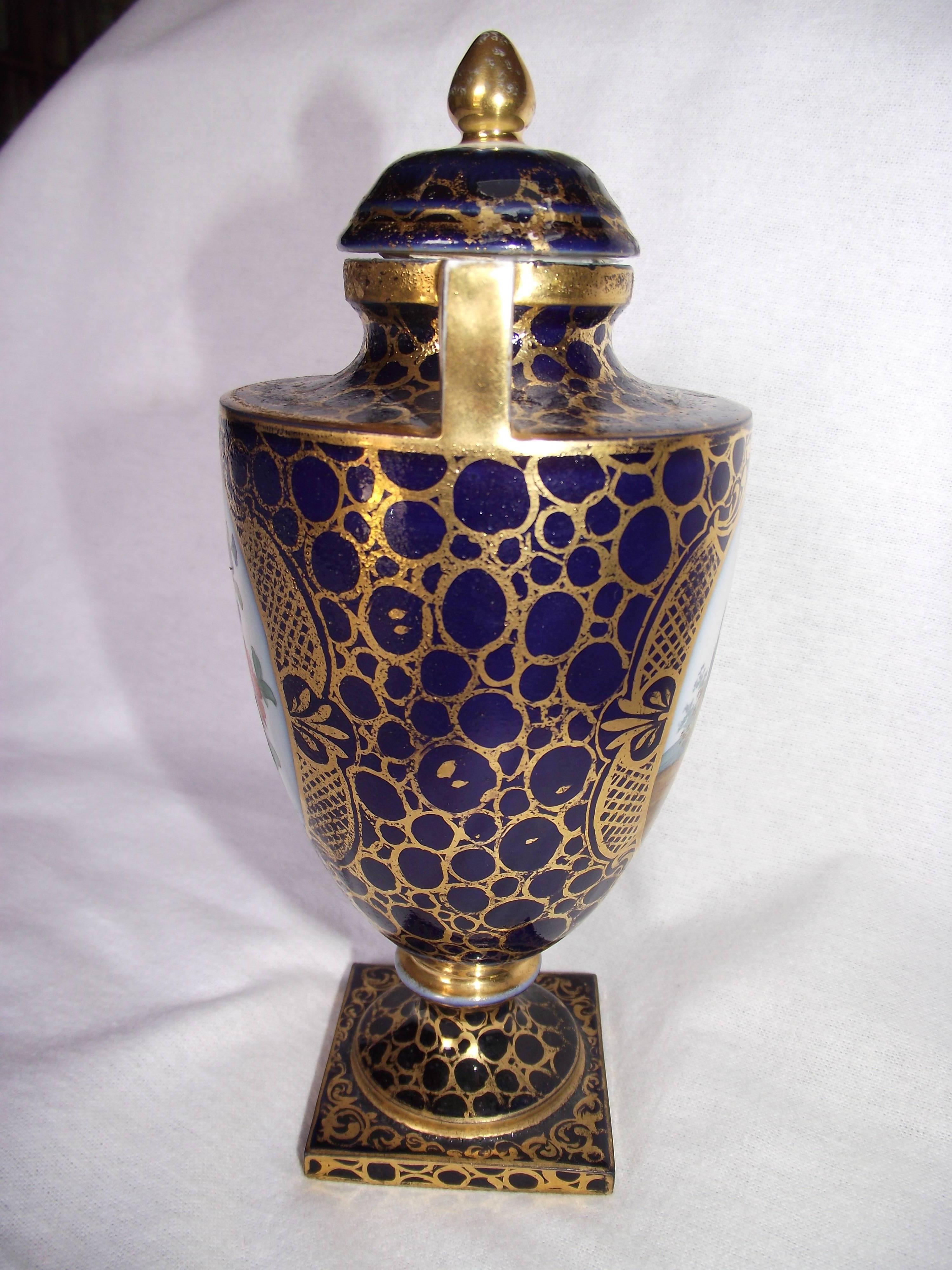 Royal Vienna Hand-Painted Urn Bee Hive Mark (Österreichisch) im Angebot