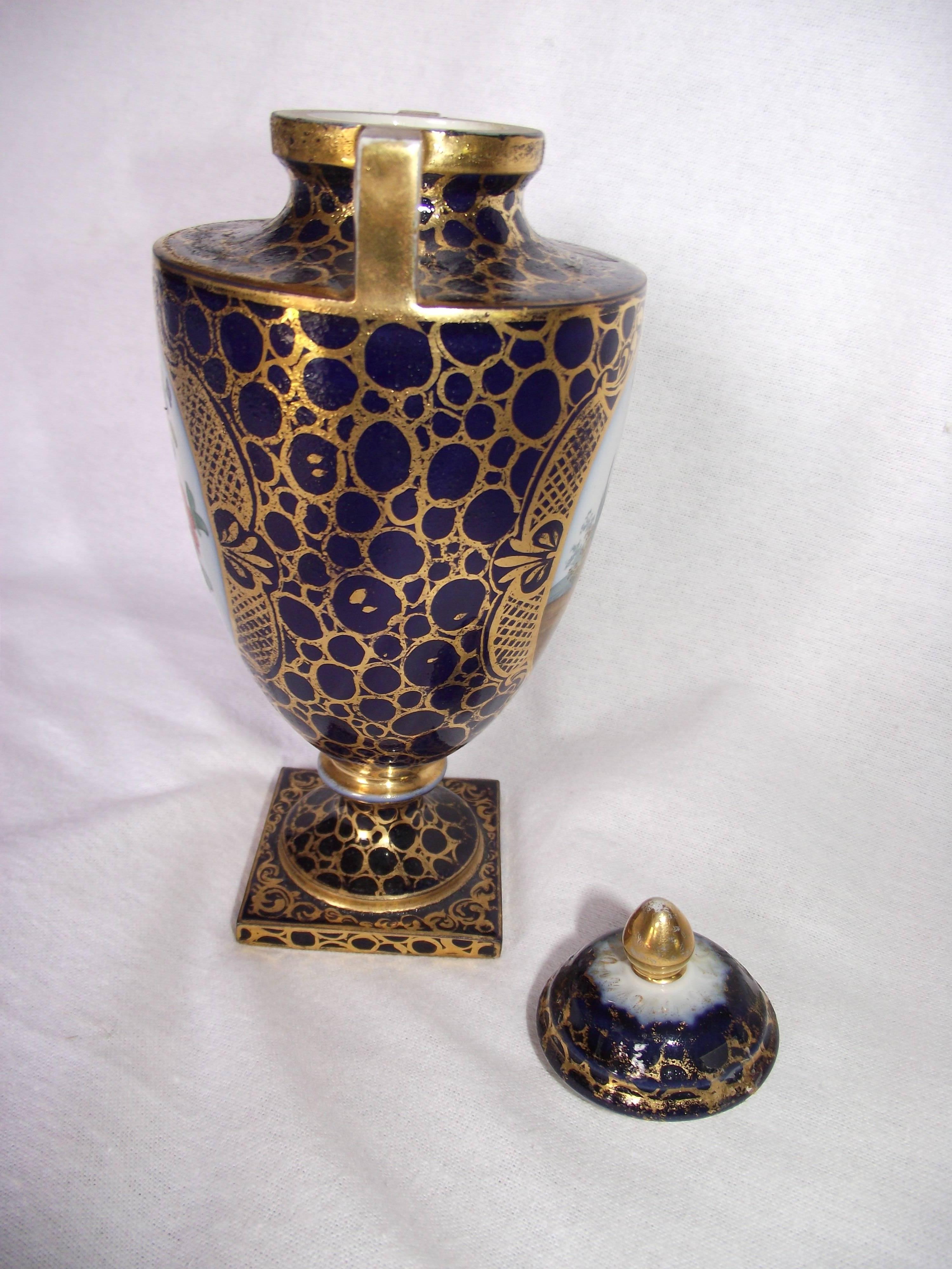 Royal Vienna Hand-Painted Urn Bee Hive Mark im Zustand „Gut“ im Angebot in Harrisburg, PA