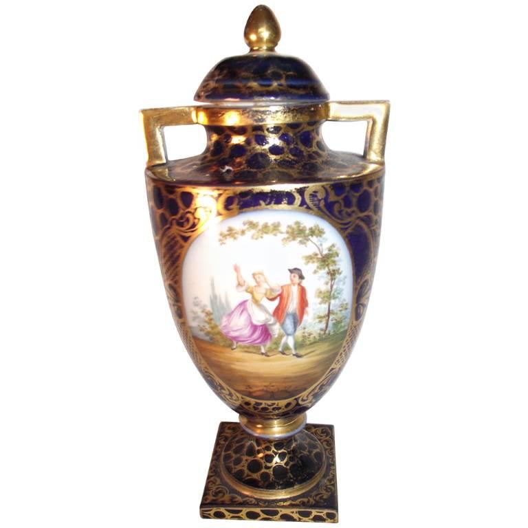 Royal Vienna Hand-Painted Urn Bee Hive Mark im Angebot