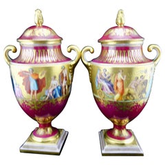 Paire de vases Royal Vienna finement peints et recouverts d'une peinture dorée, vers 1860-1880