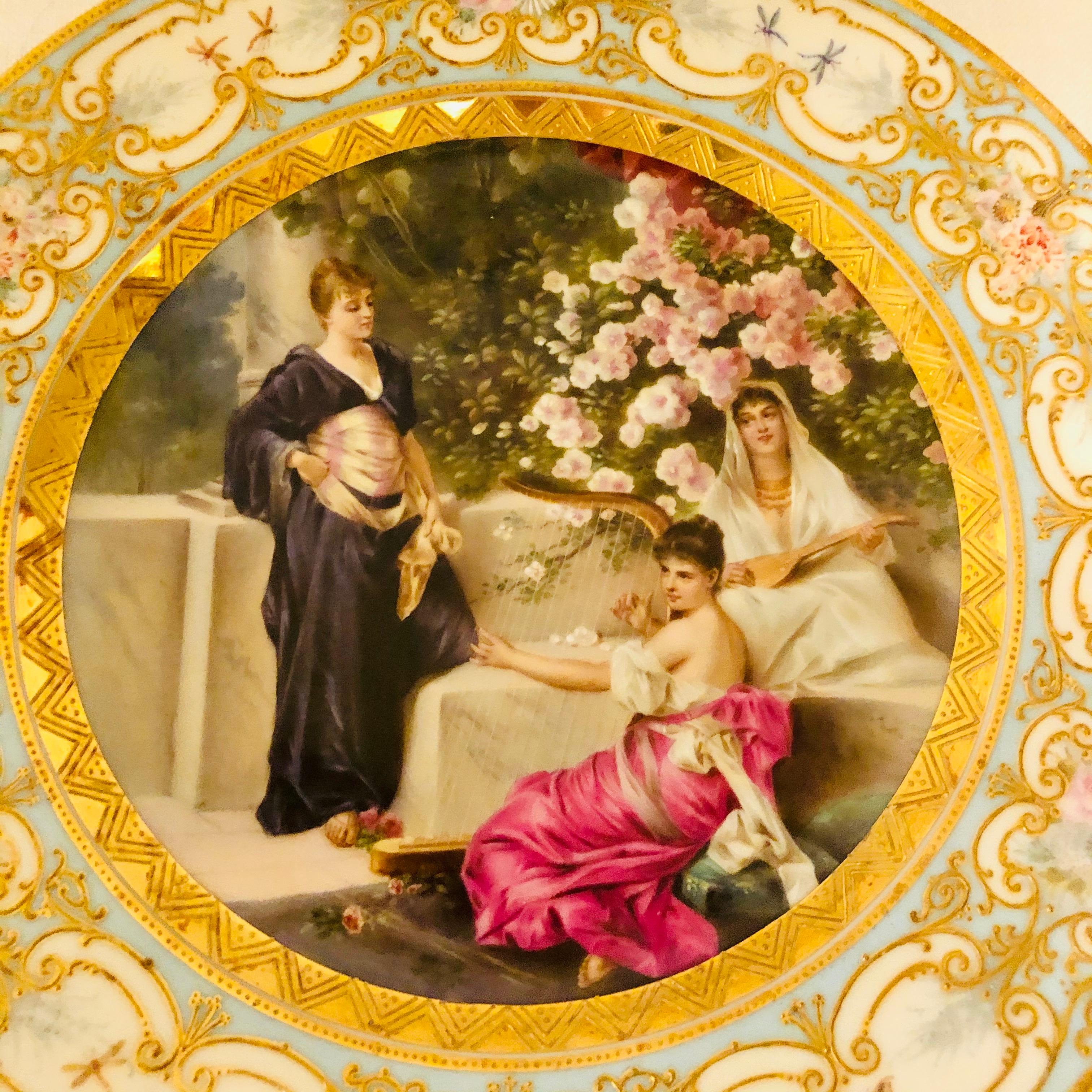 „Royal Vienna“-Teller mit 3 schönen Damen und Kirschblüten im Hintergrund (Porzellan) im Angebot