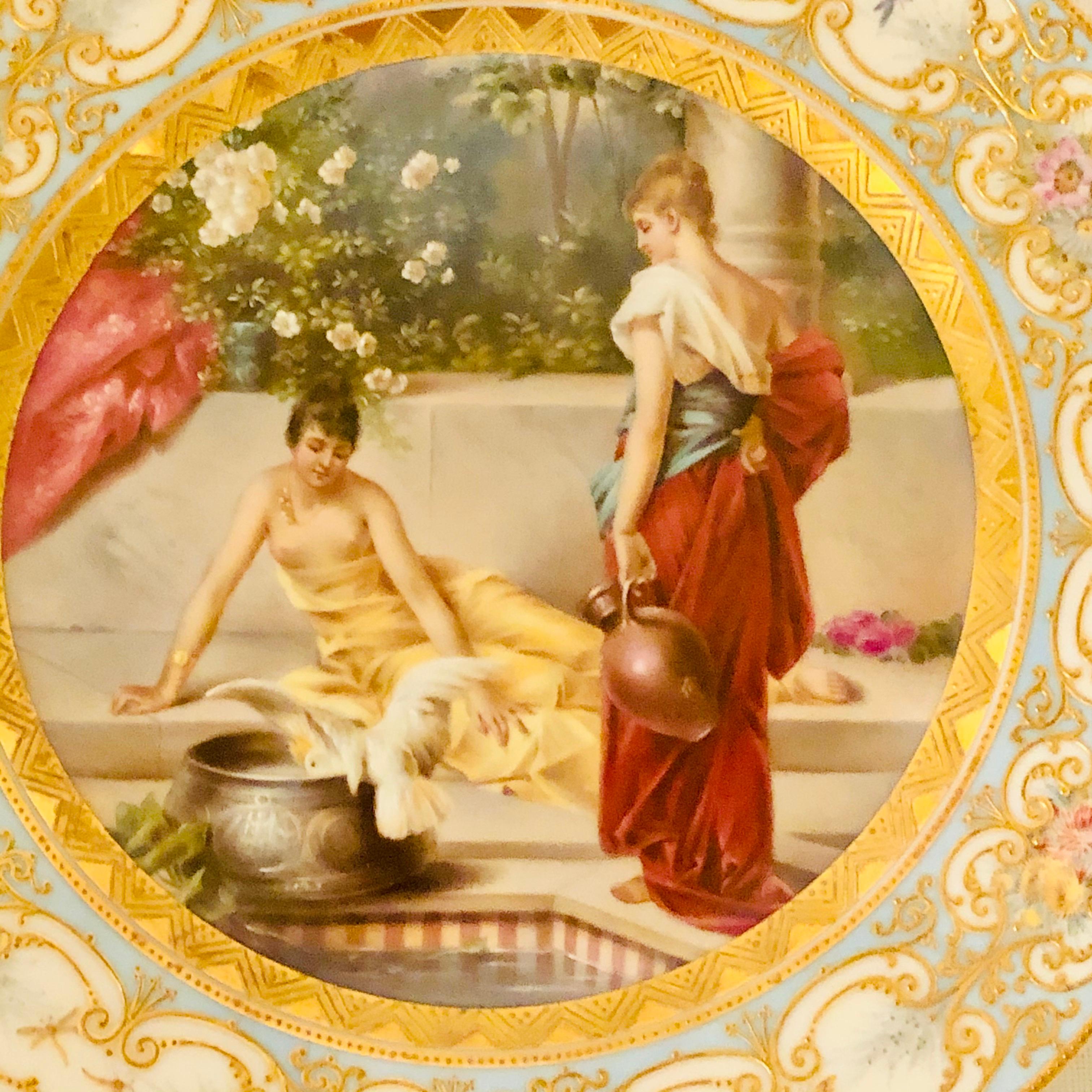„Royal Vienna“-Teller, bemalt mit zwei Damen und einem Vogel in einem Wasserloch mit Kacheln (Rokoko) im Angebot