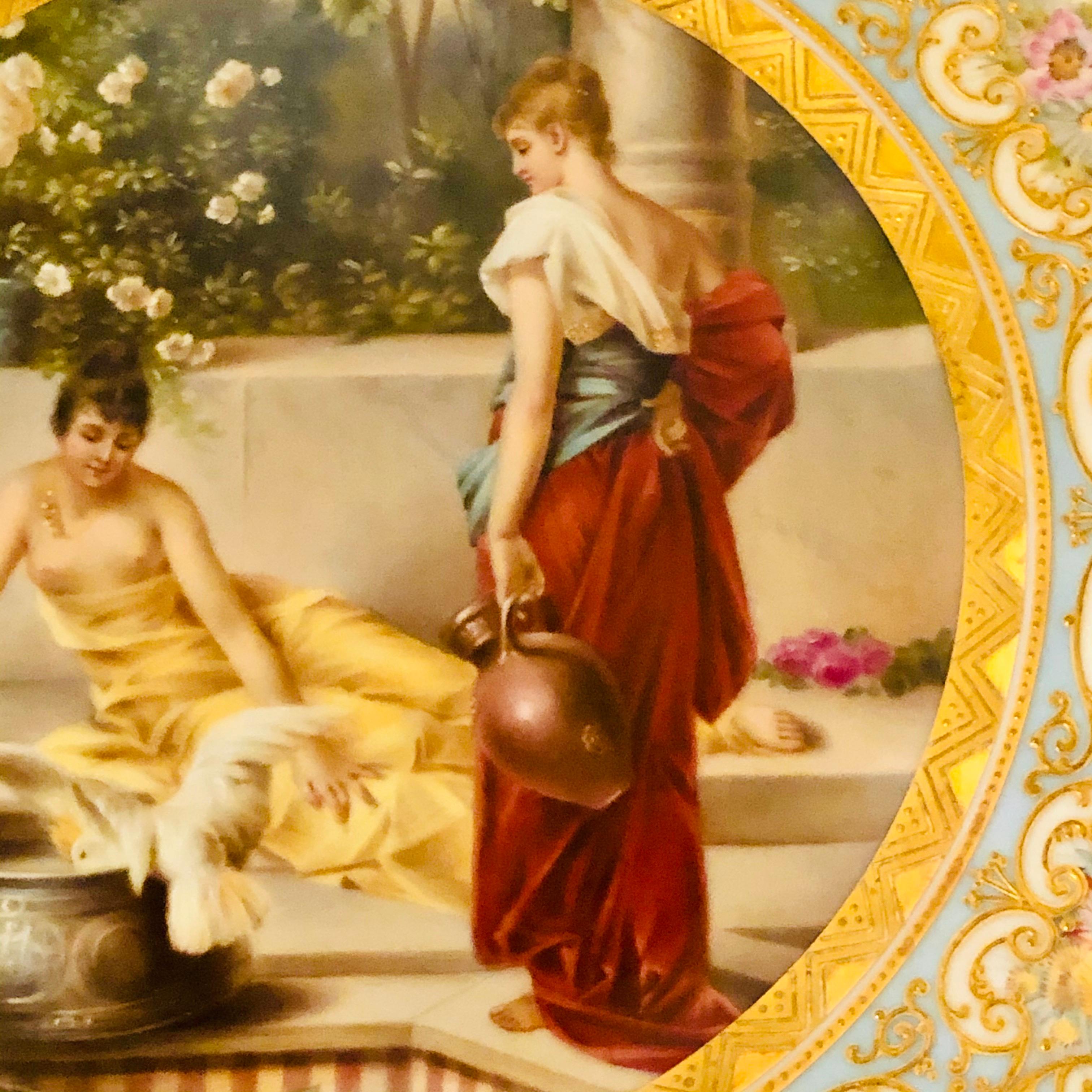 „Royal Vienna“-Teller, bemalt mit zwei Damen und einem Vogel in einem Wasserloch mit Kacheln (Österreichisch) im Angebot