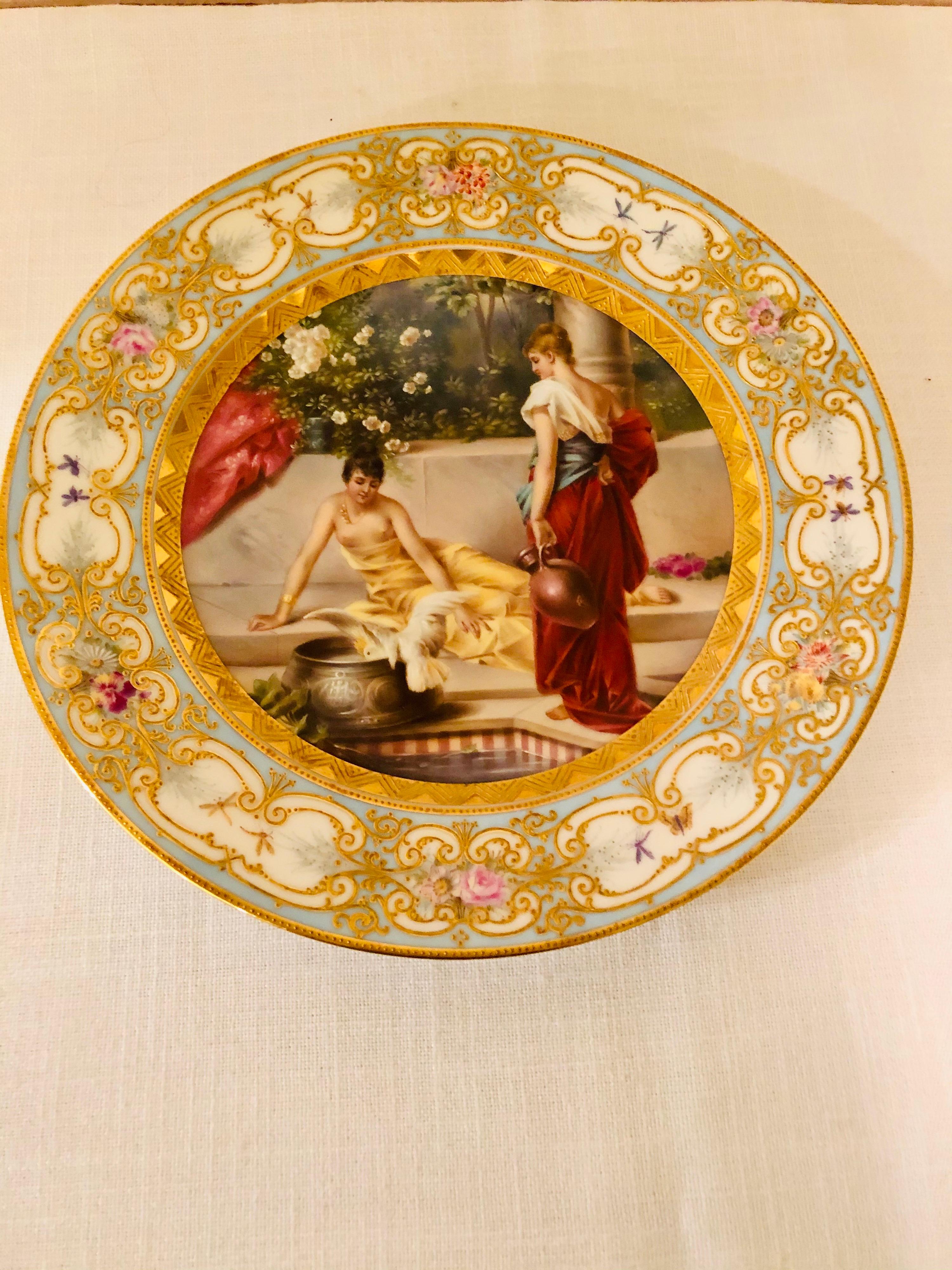 „Royal Vienna“-Teller, bemalt mit zwei Damen und einem Vogel in einem Wasserloch mit Kacheln (Handbemalt) im Angebot
