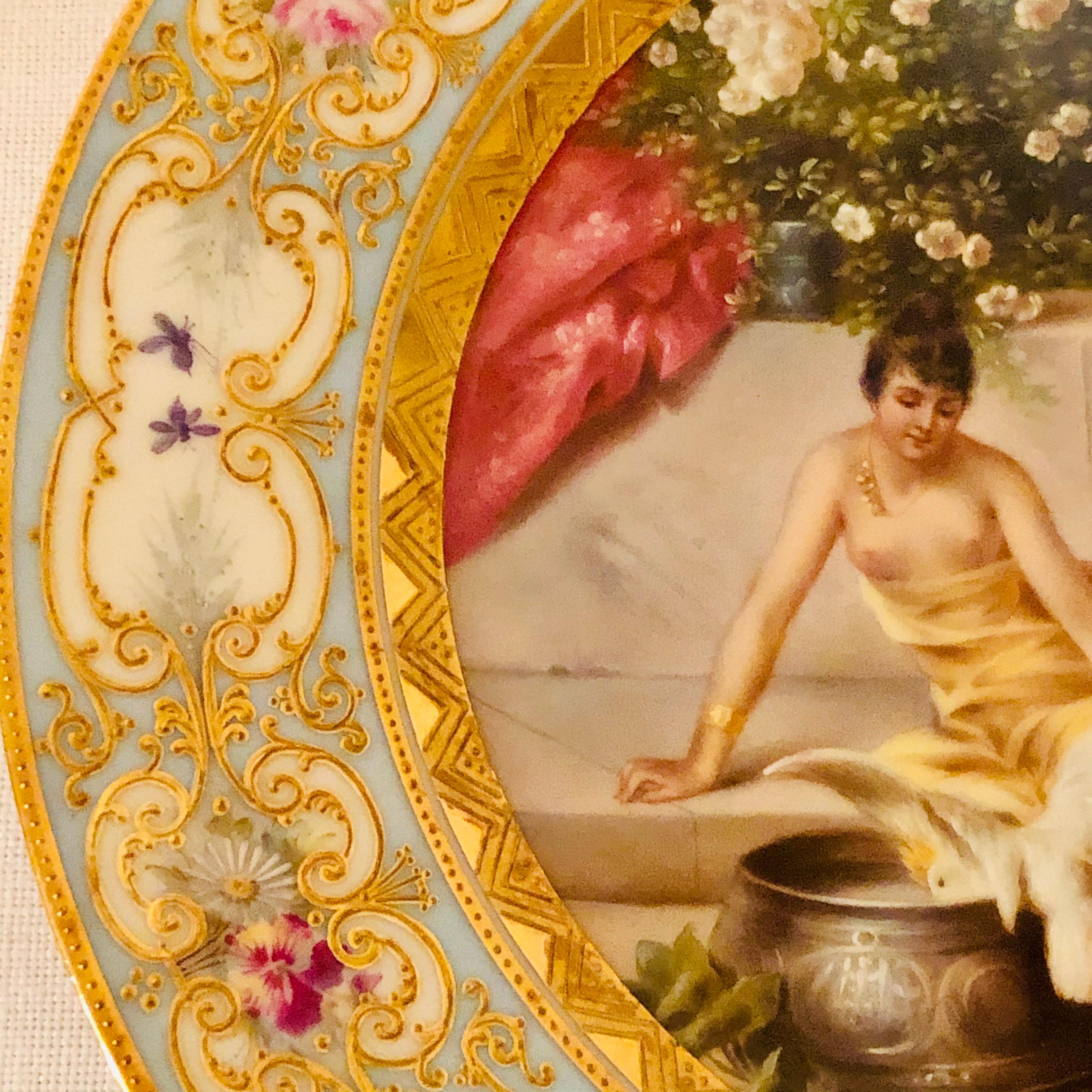 „Royal Vienna“-Teller, bemalt mit zwei Damen und einem Vogel in einem Wasserloch mit Kacheln (Spätes 19. Jahrhundert) im Angebot