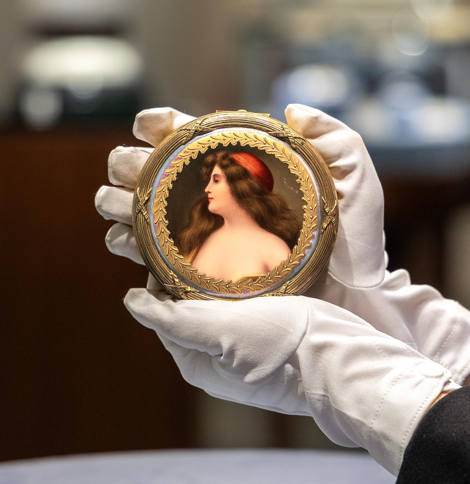 Royal Vienna Porcelain Dose von Franz Wagner (19. Jahrhundert) im Angebot