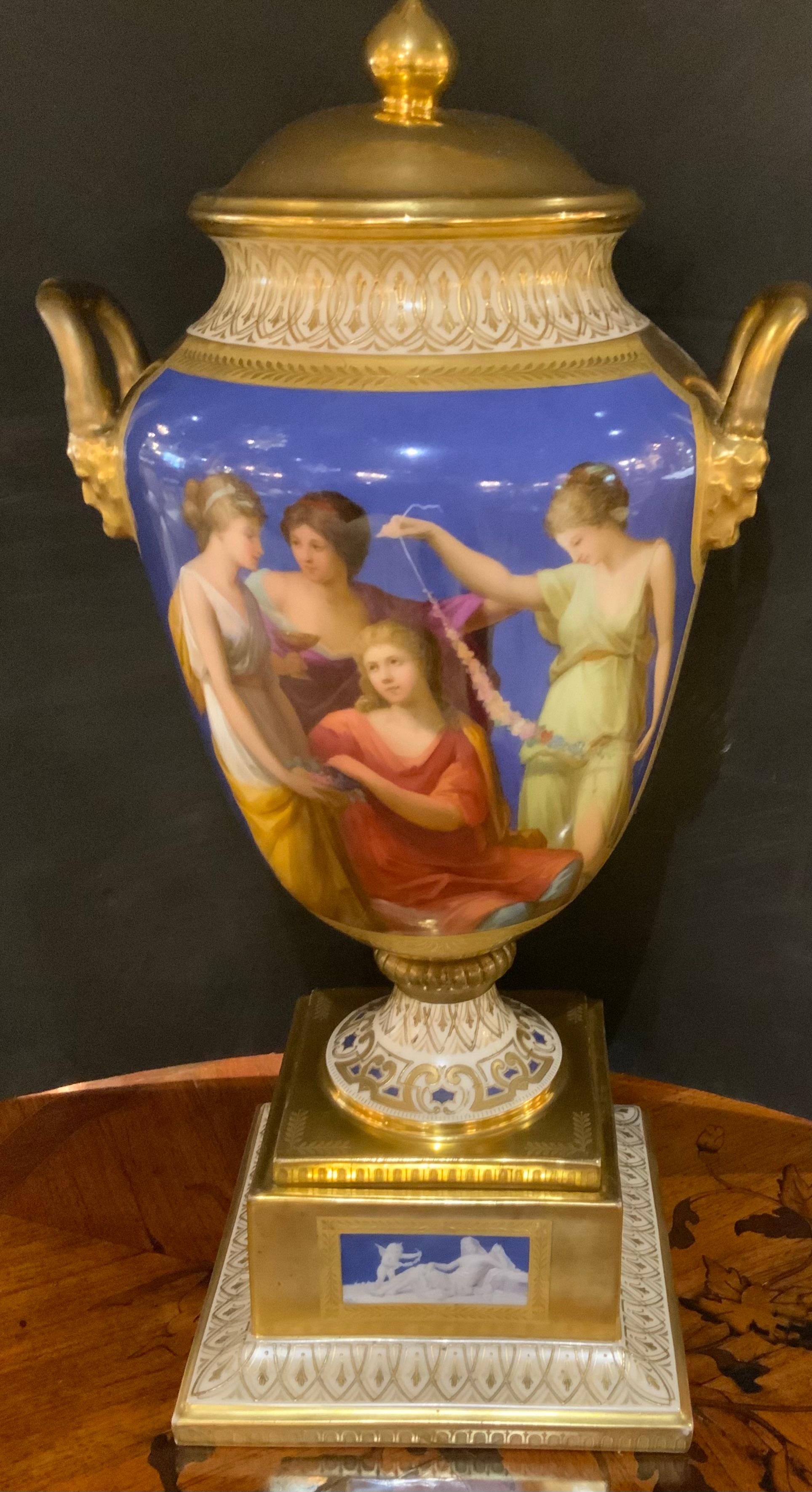 Le tonalità brillanti e la raffinata abilità artistica impiegate per creare questo eccezionale 
L'urna è incredibilmente bella. Il segno dell'alveare è evidente e non presenta alcun segno di
Rotture, scheggiature o riparazioni. La combinazione di