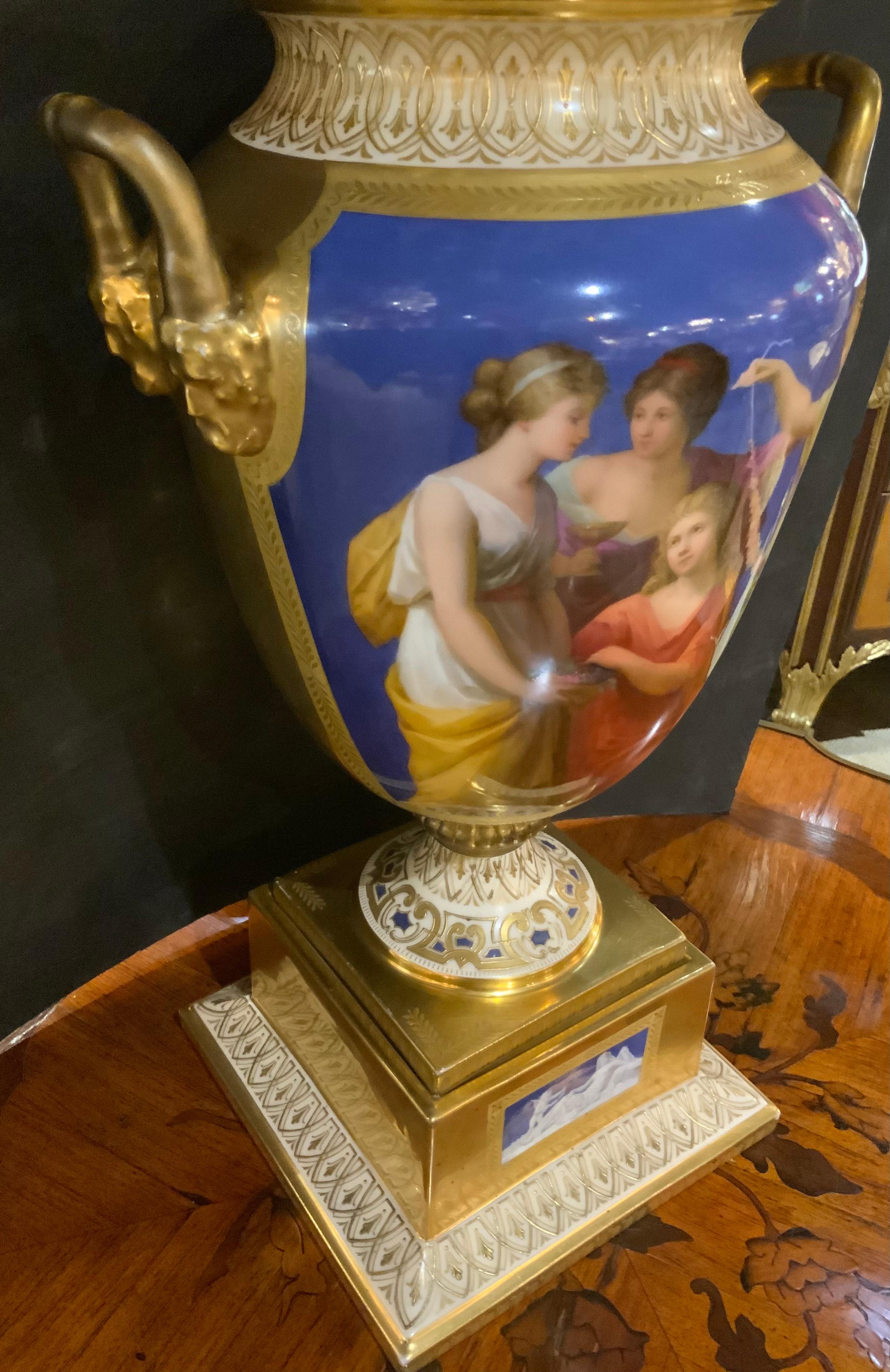Dipinto a mano Vaso/urna in porcellana di Royal Vienna con figure classiche 19 H. secolo in vendita
