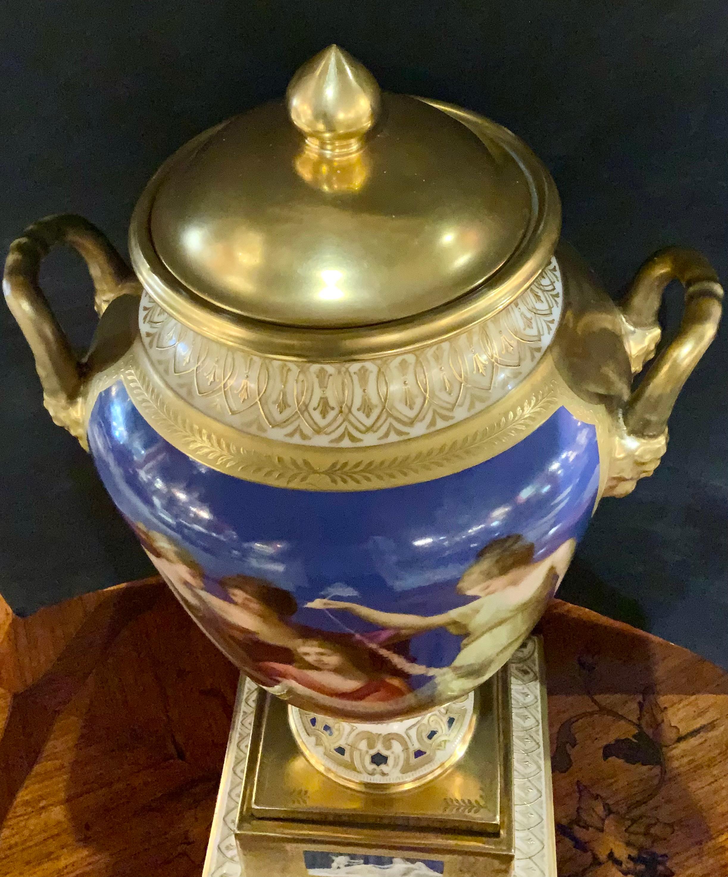 Vaso/urna in porcellana di Royal Vienna con figure classiche 19 H. secolo In condizioni ottime in vendita a Houston, TX
