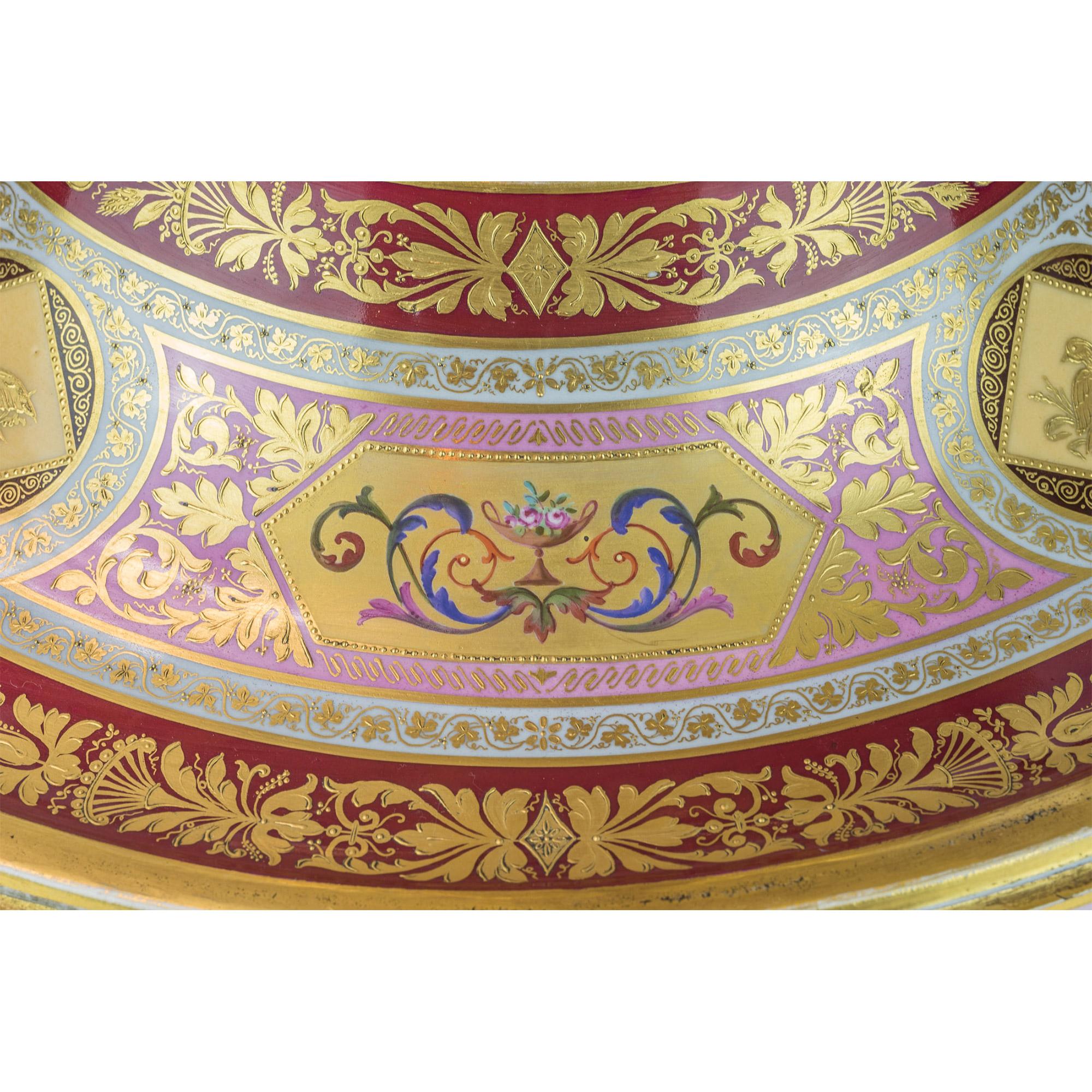 20ième siècle Centre de table couvert en porcelaine rouge rubis et rose Royal Vienna en vente