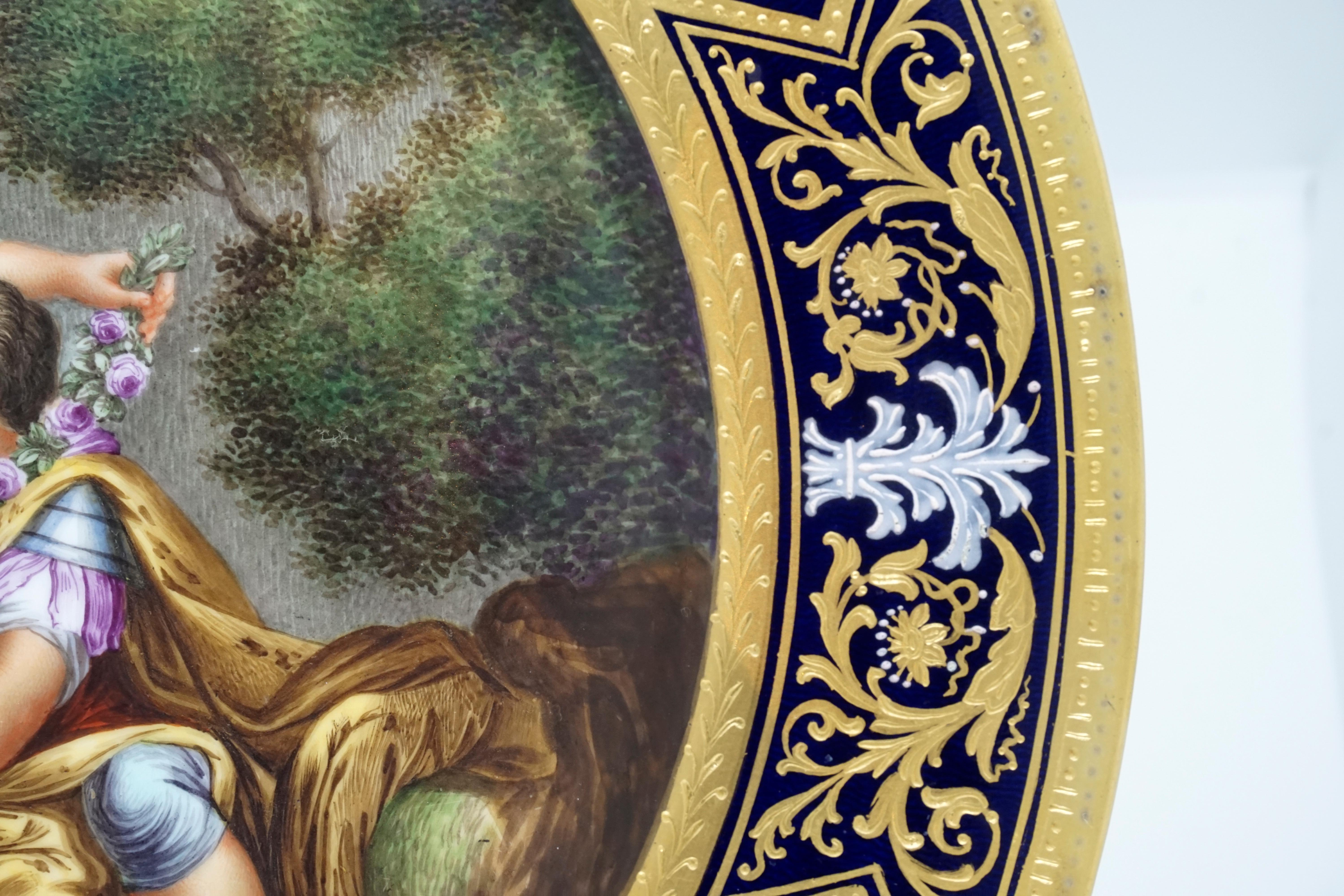 Art nouveau Assiette Splendour royale de Vienne « Scène de couronne romaine avec Cupidon », vers 1890 en vente