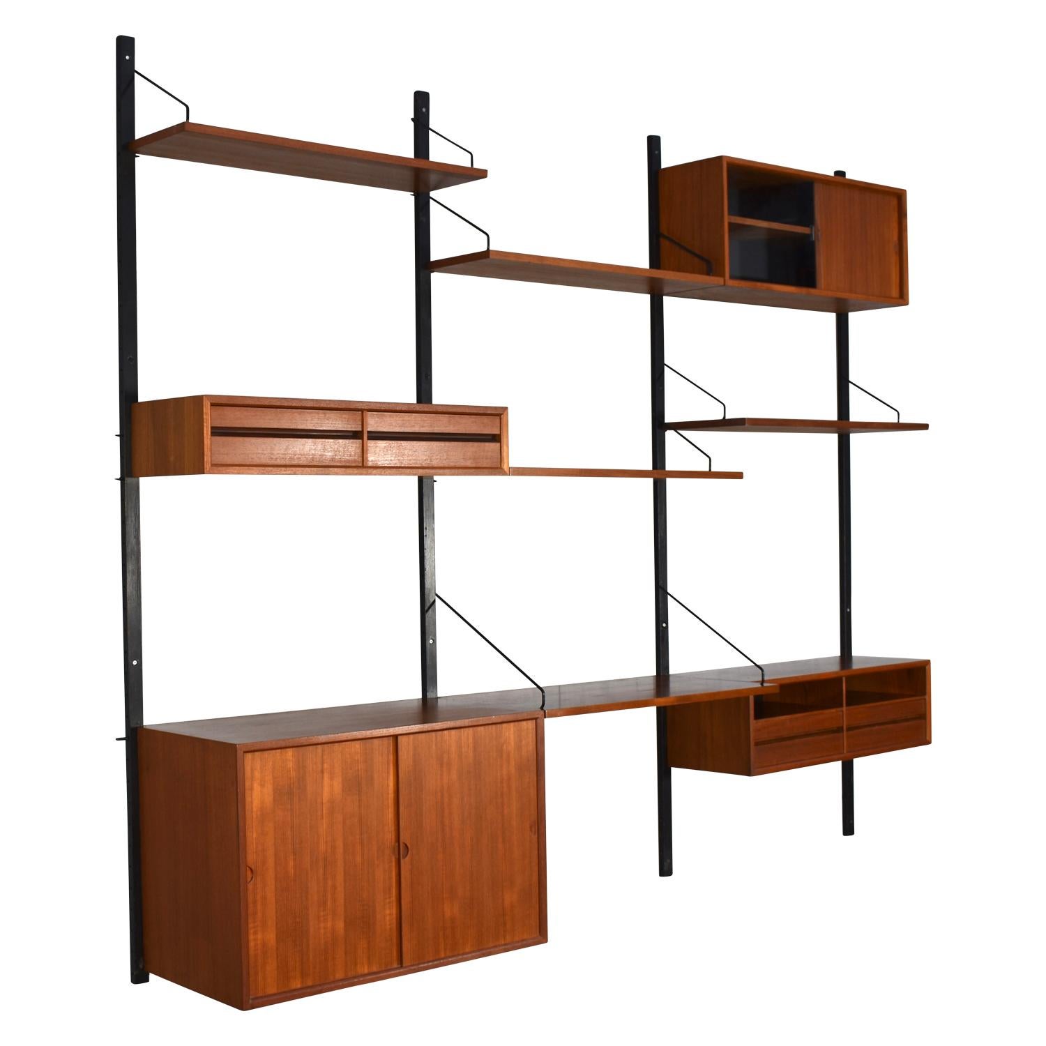 Gorgeous modular wall unit by Poul Cadovius. It features among others a much wanted magazine shelve and a woven front cabinet.
Royal series.
Teak
In very good, beautiful and original condition.
The unit contains:
- 4 cabinets
- 1 desk