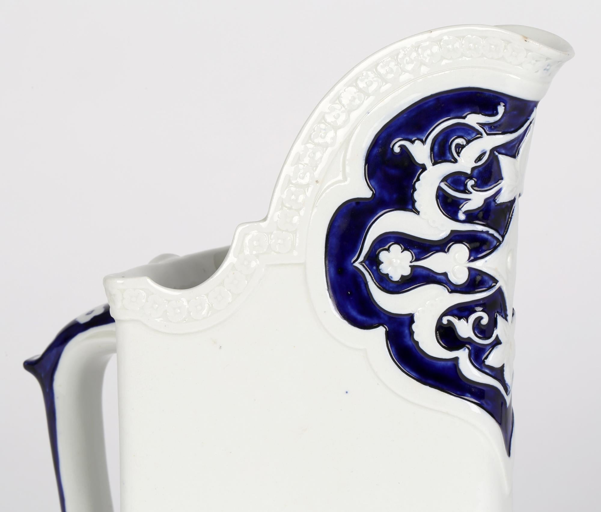 Une grande cruche très inhabituelle de forme triangulaire bleu et blanc du mouvement esthétique de Royal Whiting, datée de 1877. La cruche en porcelaine rappelle beaucoup les dessins de Christopher Dresser par ses angles et ses motifs. Elle est