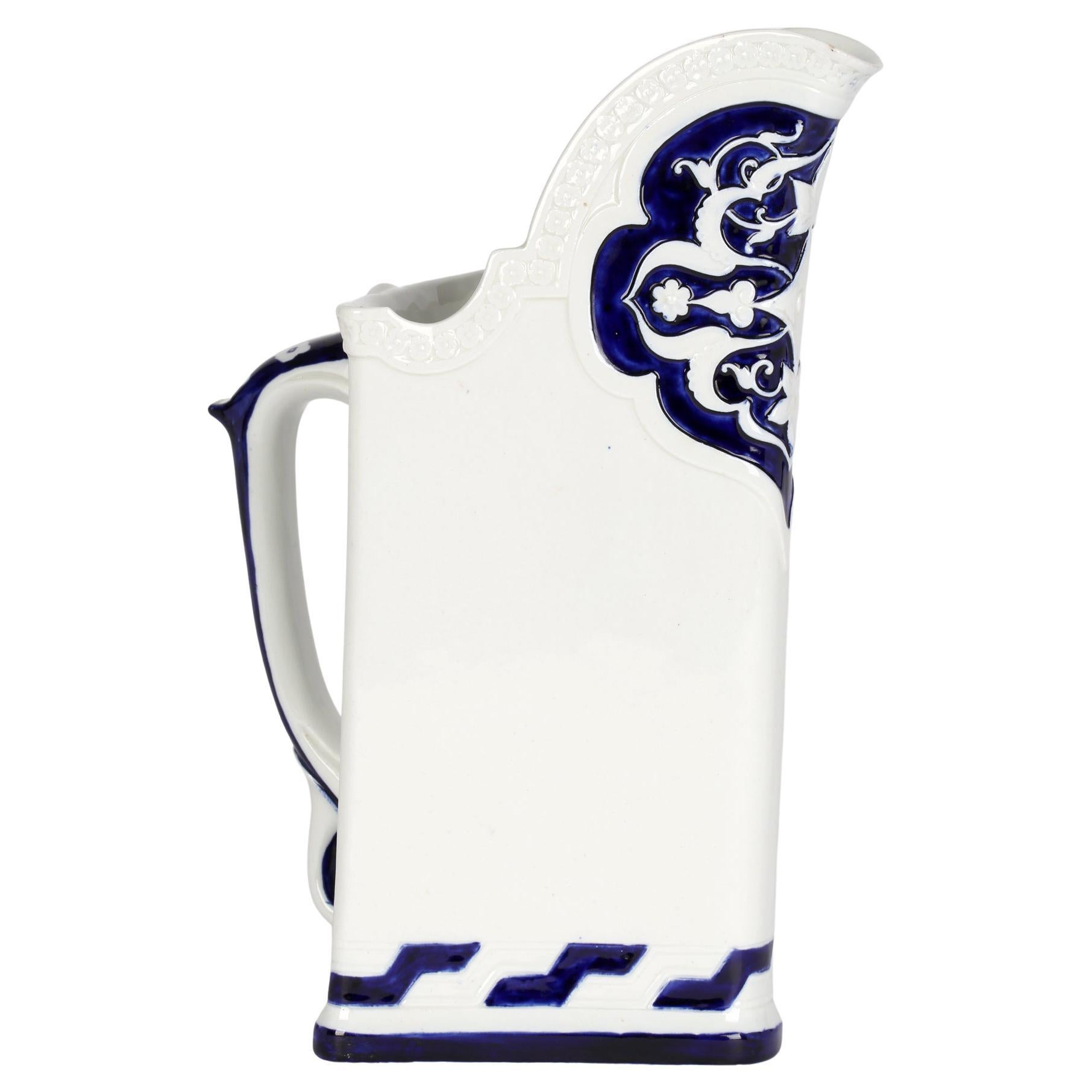 Cruche triangulaire bleu et blanc Royal Worcester Aesthetic Movement en vente