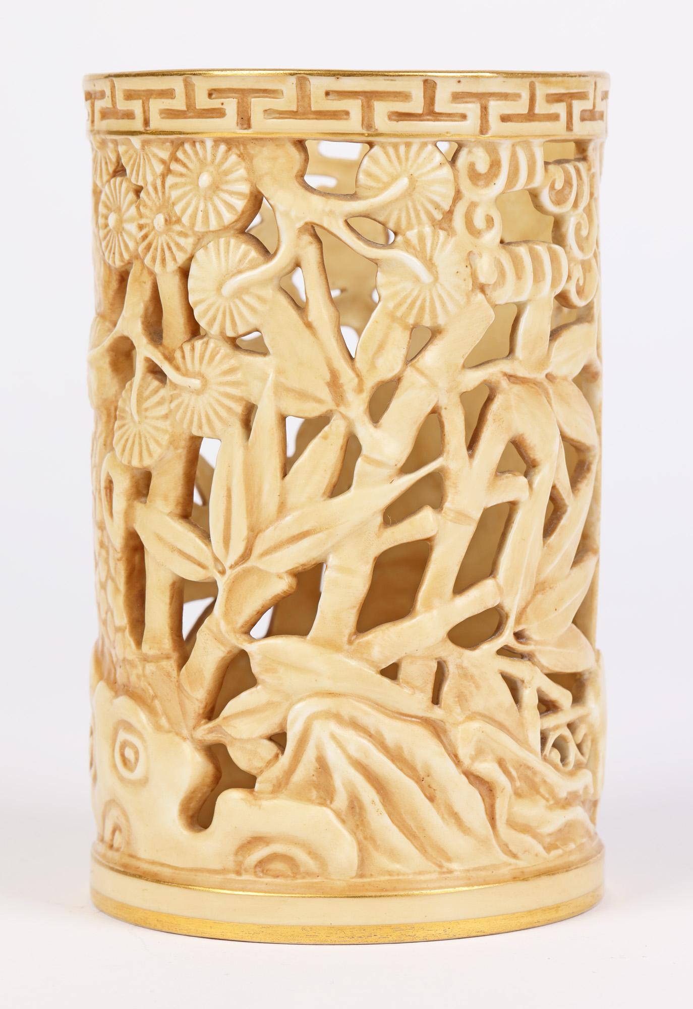 Royal Worcester Aesthetic Movement Vase oriental percé à déversement blush en vente 4