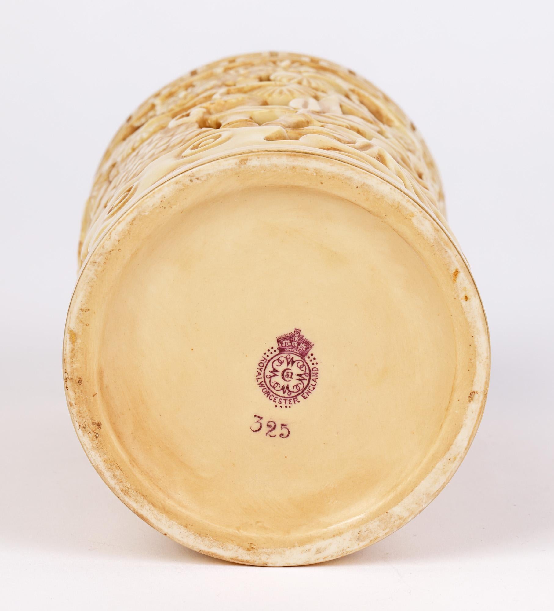 Royal Worcester Aesthetic Movement Vase oriental percé à déversement blush en vente 5