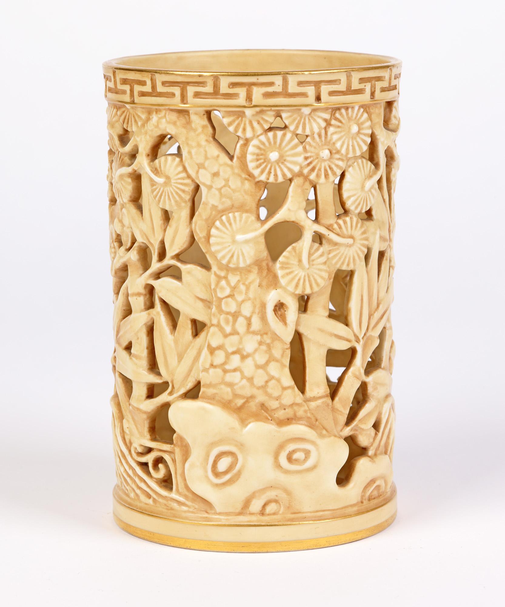 Royal Worcester Aesthetic Movement Vase oriental percé à déversement blush en vente 8