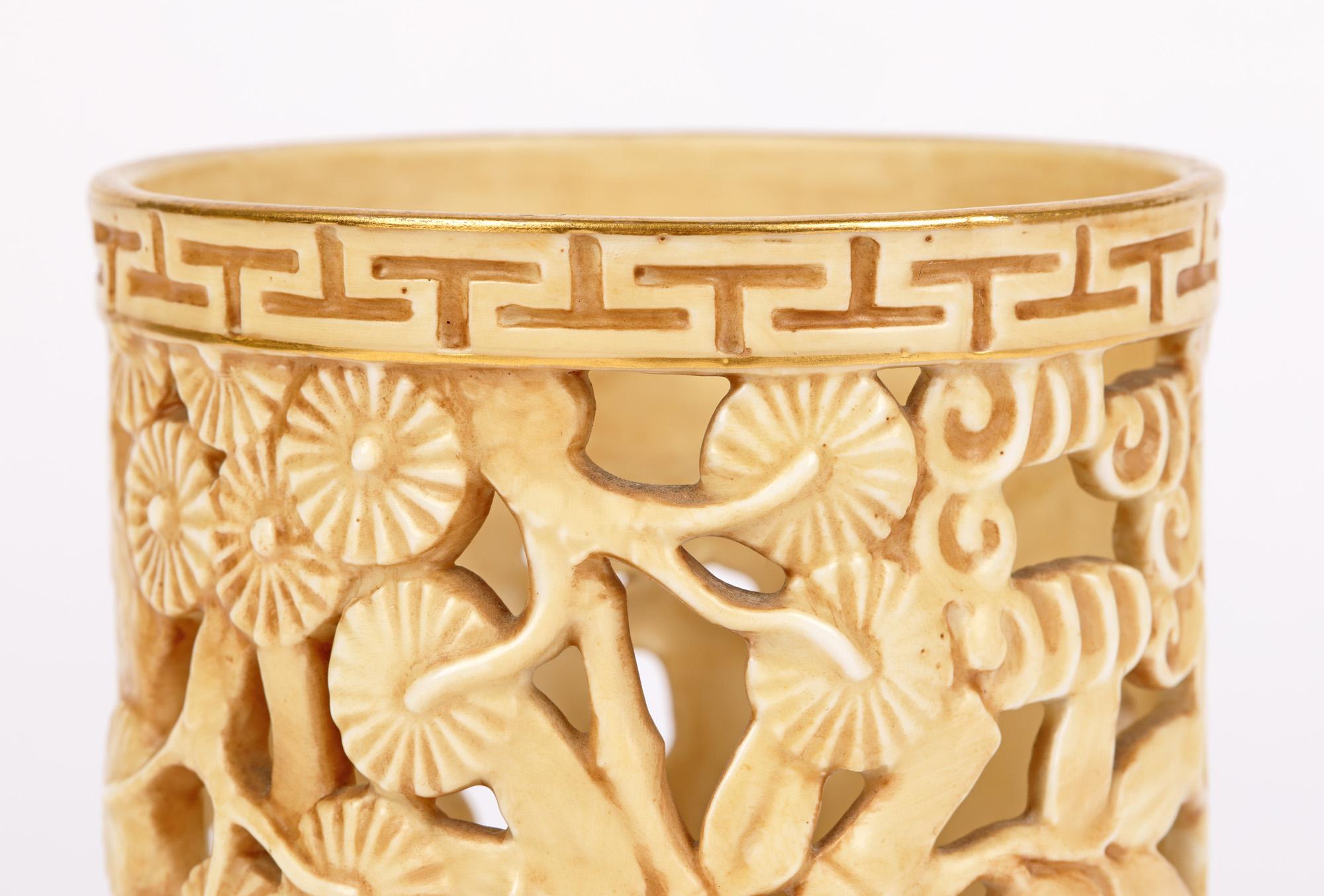 Eine ungewöhnliche Royal Worcester 'Aesthetic Movement' Porzellan Vase mit durchbrochenem Ausguss, dekoriert im orientalischen Stil mit einem Gebäude inmitten von Bambus, datiert 1907. Die leicht gearbeitete Vase ist von breiter zylindrischer Form