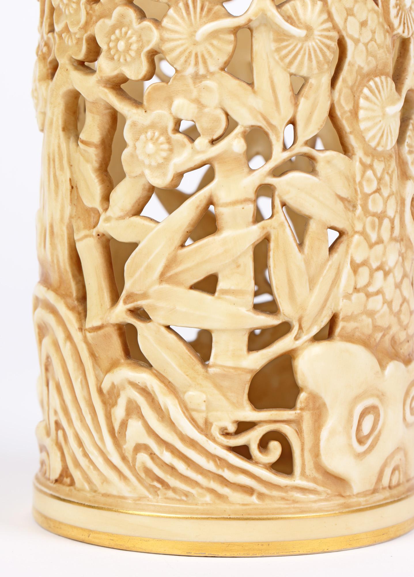 Mouvement esthétique Royal Worcester Aesthetic Movement Vase oriental percé à déversement blush en vente