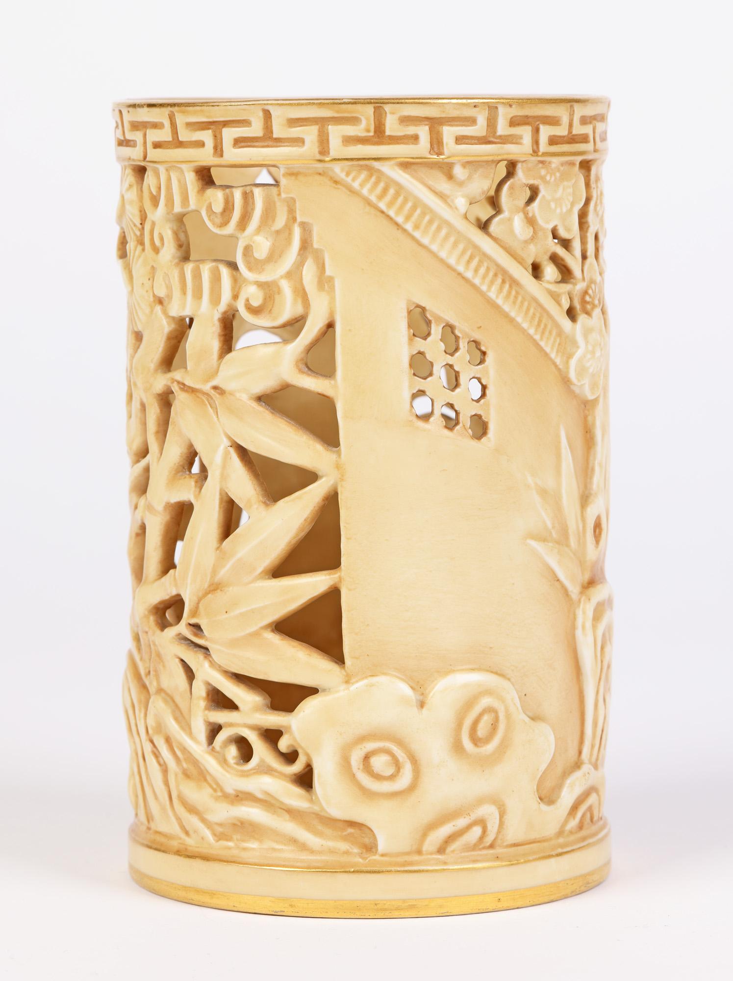 Début du 20ème siècle Royal Worcester Aesthetic Movement Vase oriental percé à déversement blush en vente