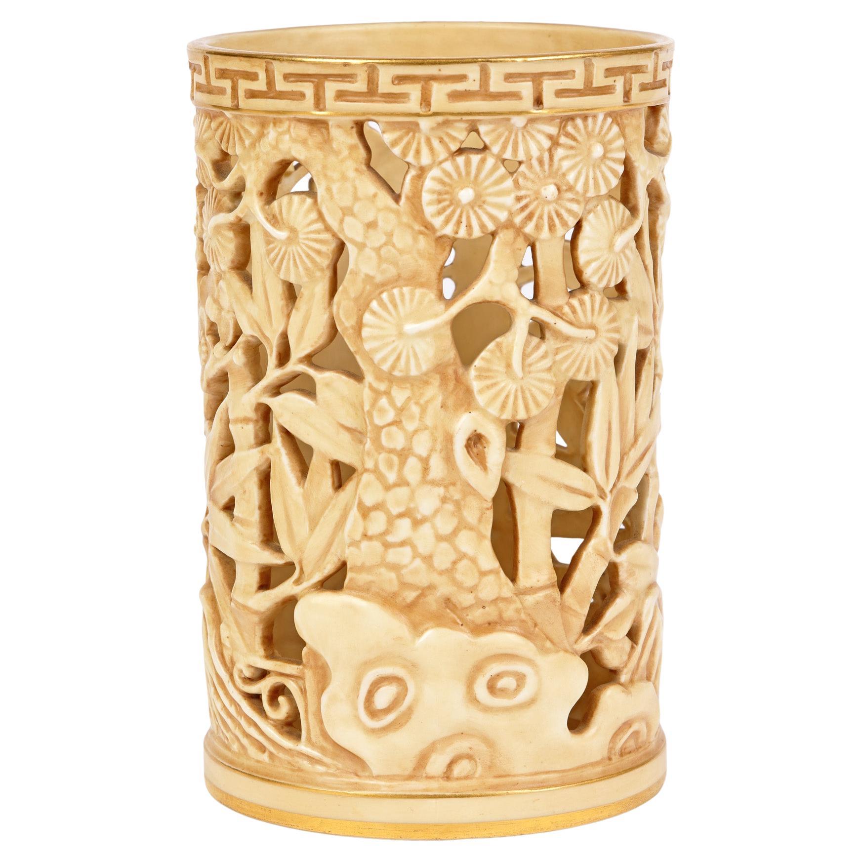 Royal Worcester Aesthetic Movement Vase oriental percé à déversement blush