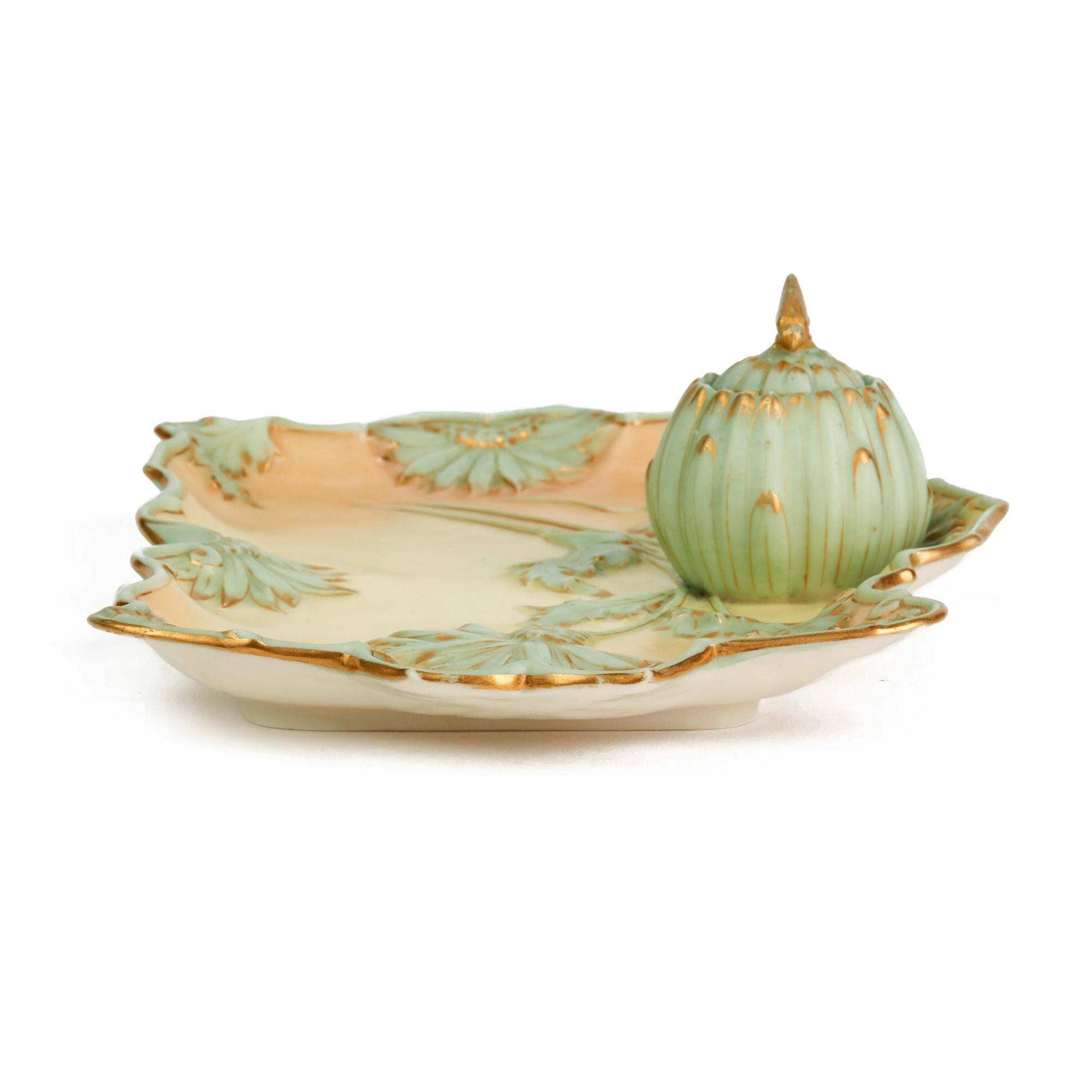 Soporte de escritorio de porcelana Royal Worcester Art Nouveau Blush fechado en 1894 en venta 3