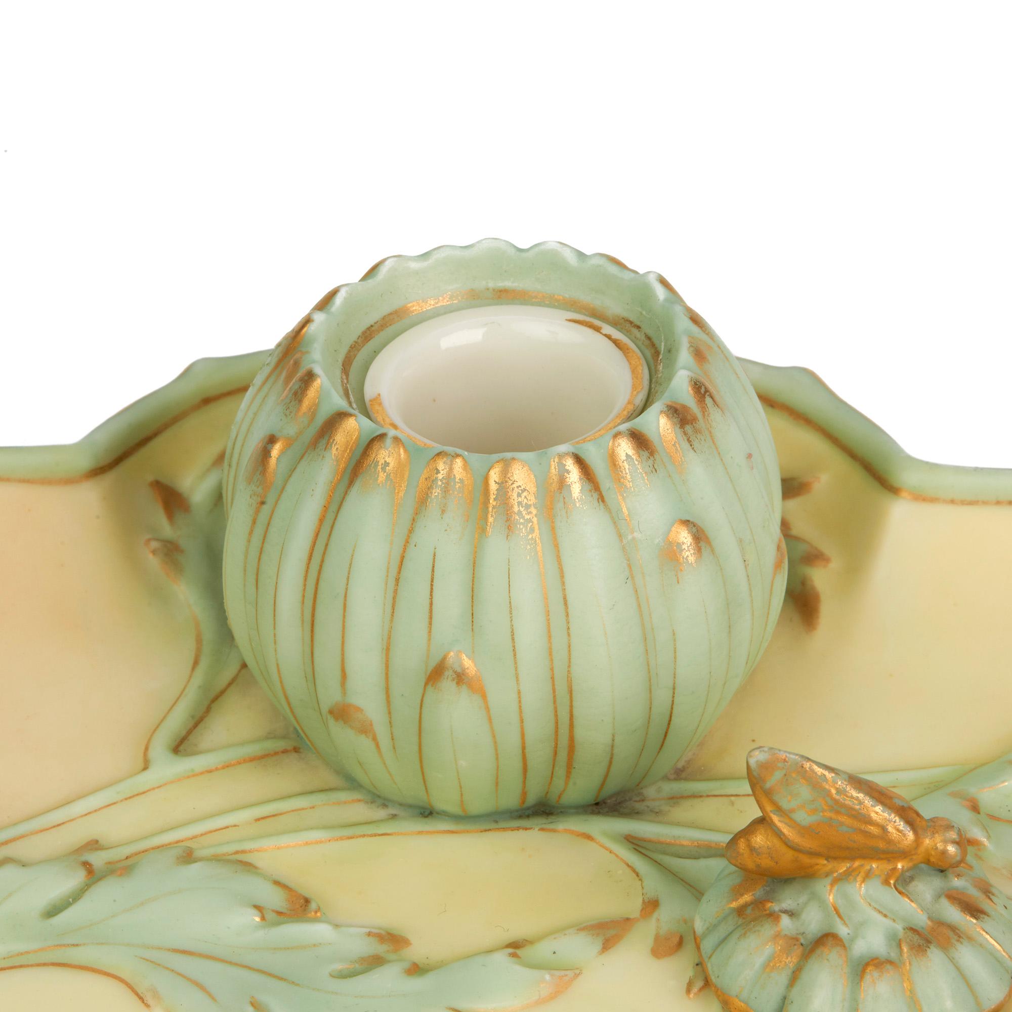 Une élégante et rare table de bureau en porcelaine Royal Worcester Art Nouveau, décorée de couleurs blush et moulée en bas-relief avec des motifs floraux en traîneaux, datée de 1894. Le support est de forme rectangulaire avec un bord surélevé et des