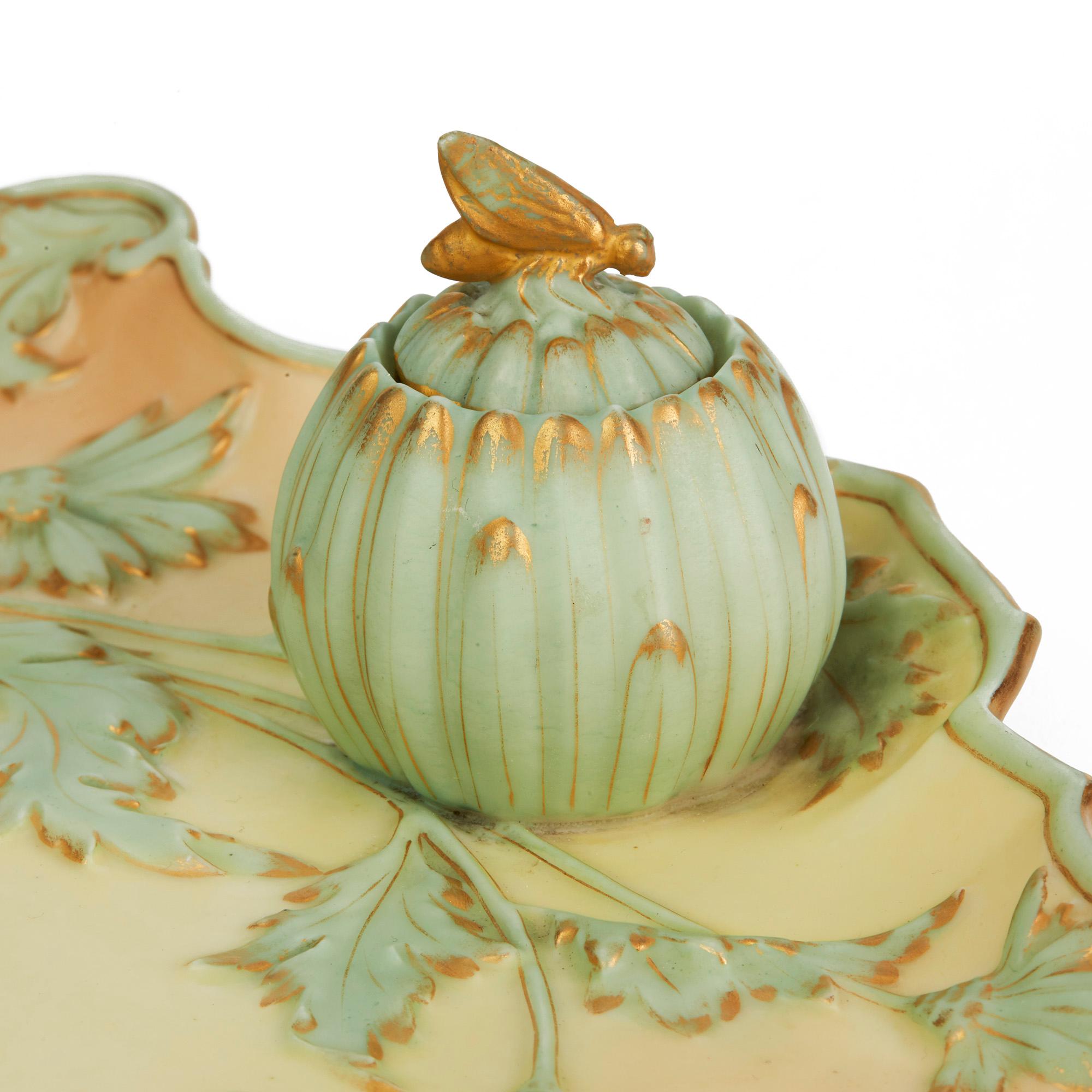 Fin du XIXe siècle Support de bureau en porcelaine poudré Art Nouveau de Royal Worcester daté de 1894 en vente