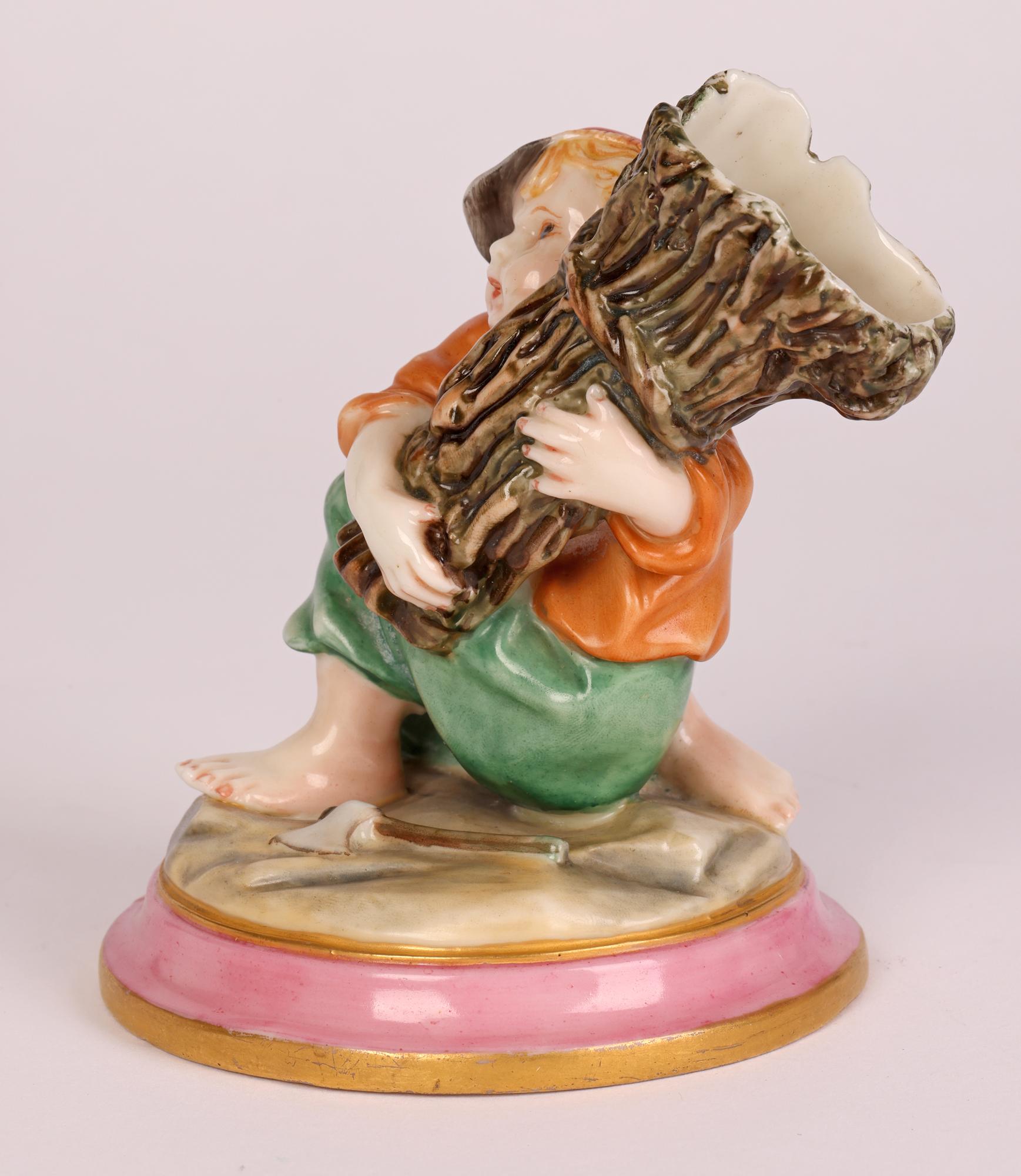 Vase de déversement en bois avec bouquet de brindilles en forme de garçon figuratif attribué à Royal Worcester en vente 2