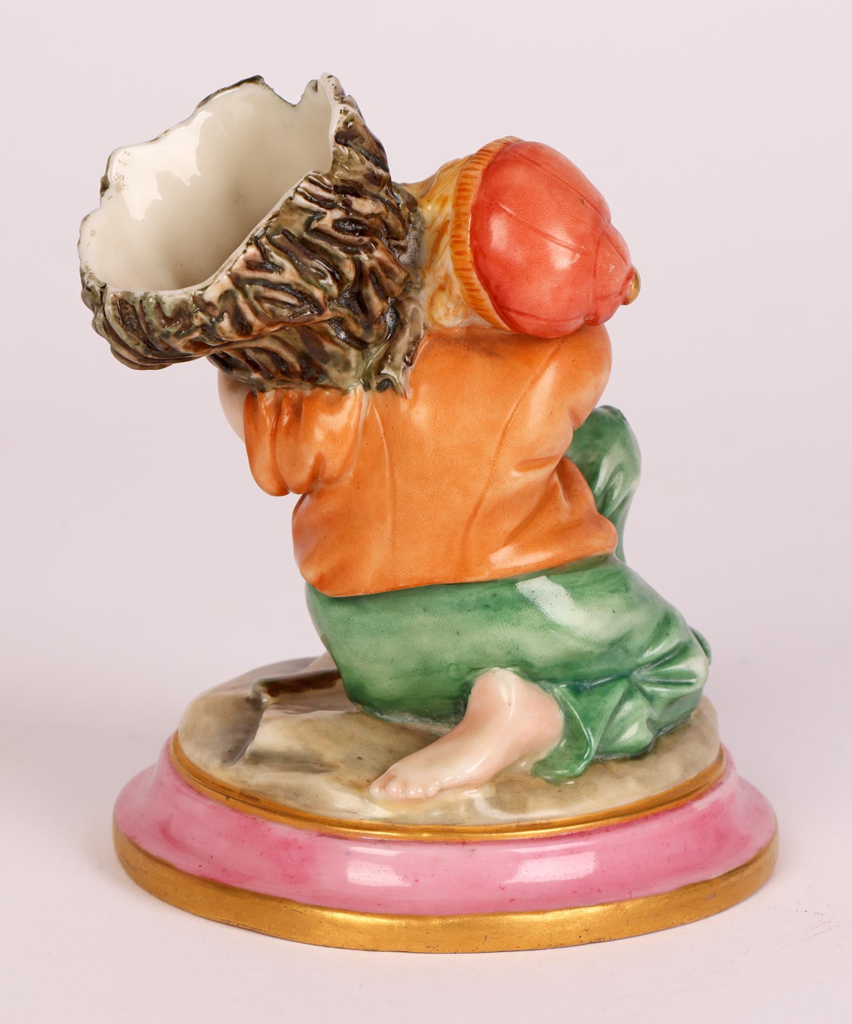 Peint à la main Vase de déversement en bois avec bouquet de brindilles en forme de garçon figuratif attribué à Royal Worcester en vente