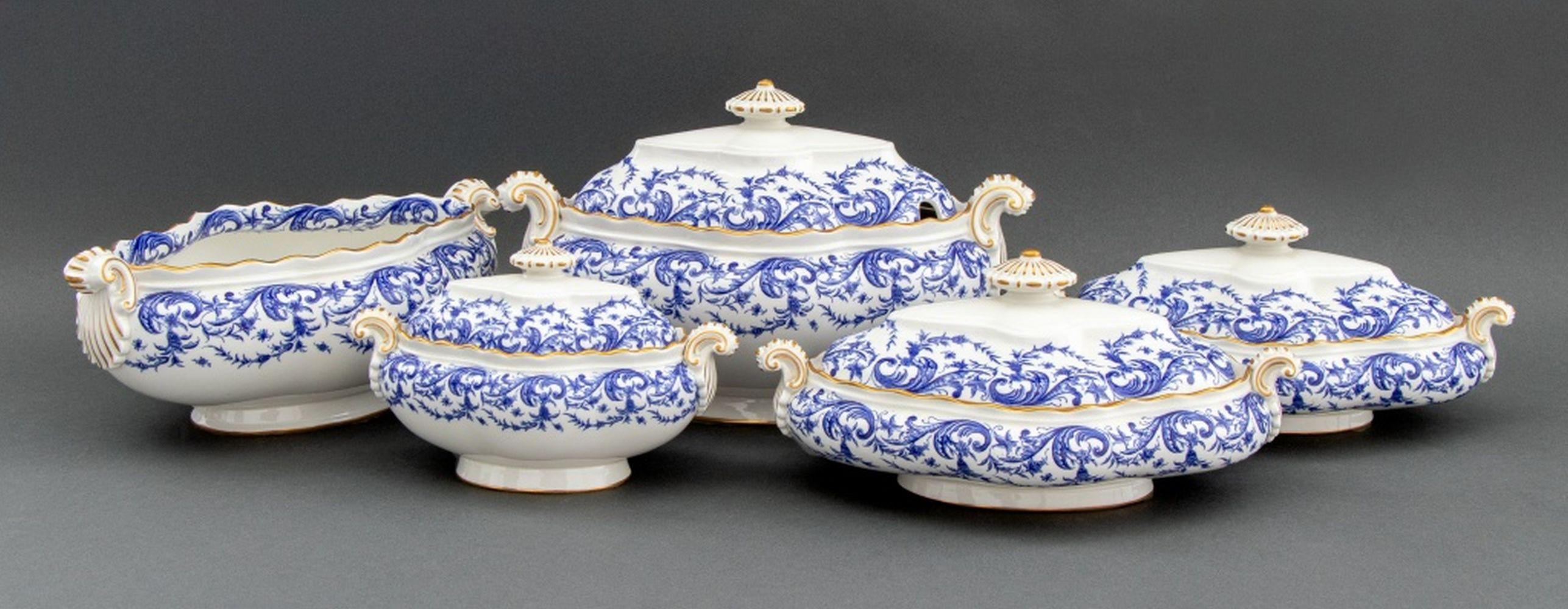 Ensemble de cinq soupières Royal Worcester à glaçure bleue et blanche, 19e siècle, quatre couvertes, chacune avec 