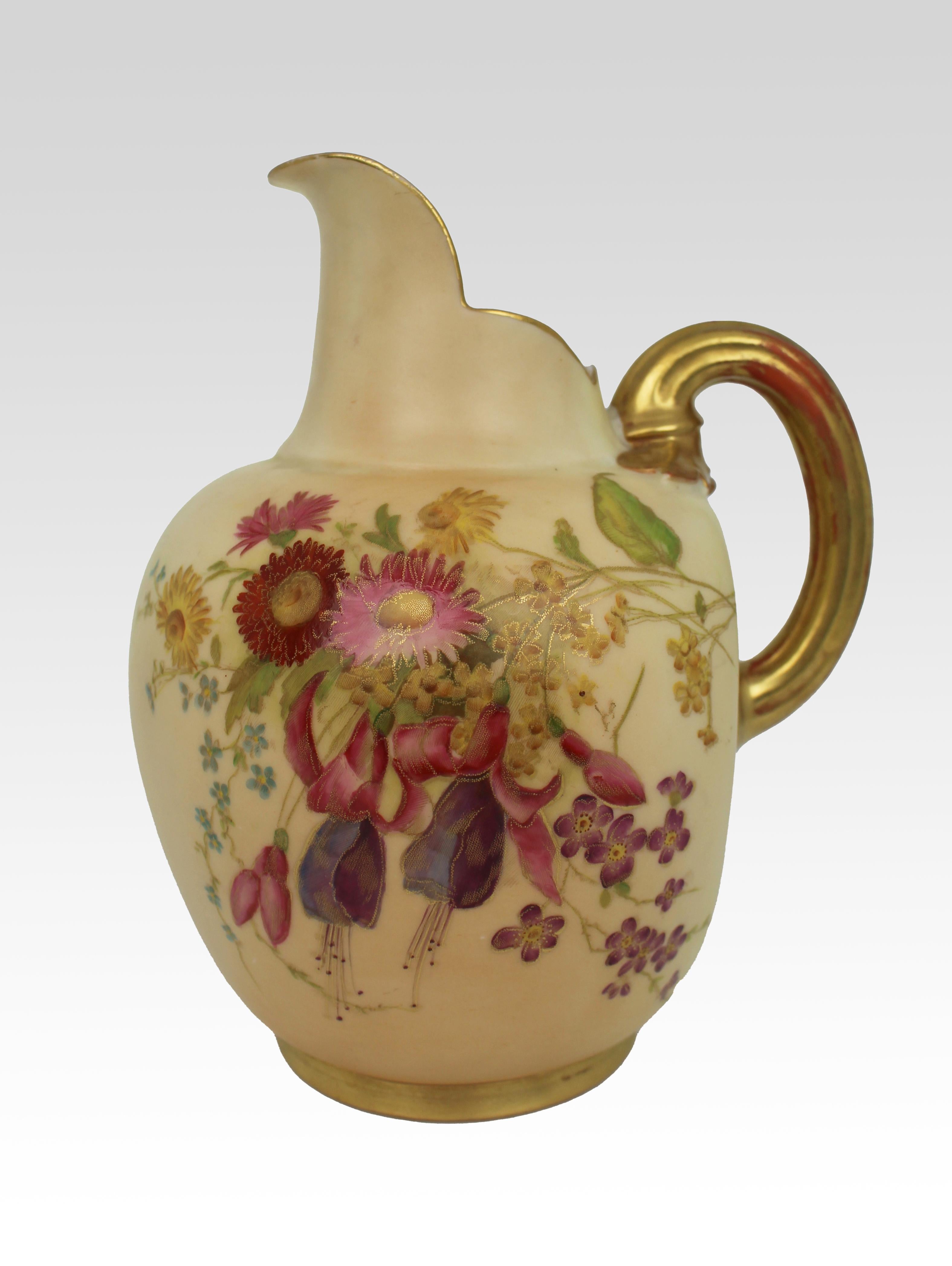 Aiguière en ivoire blush de Royal Worcester avec des fleurs peintes à la main et dorées, datée de 1897

Une belle aiguière en porcelaine ivoire de Royal Worcester, datée de 1897, peinte à la main de manière exquise avec un ensemble de fleurs d'été
