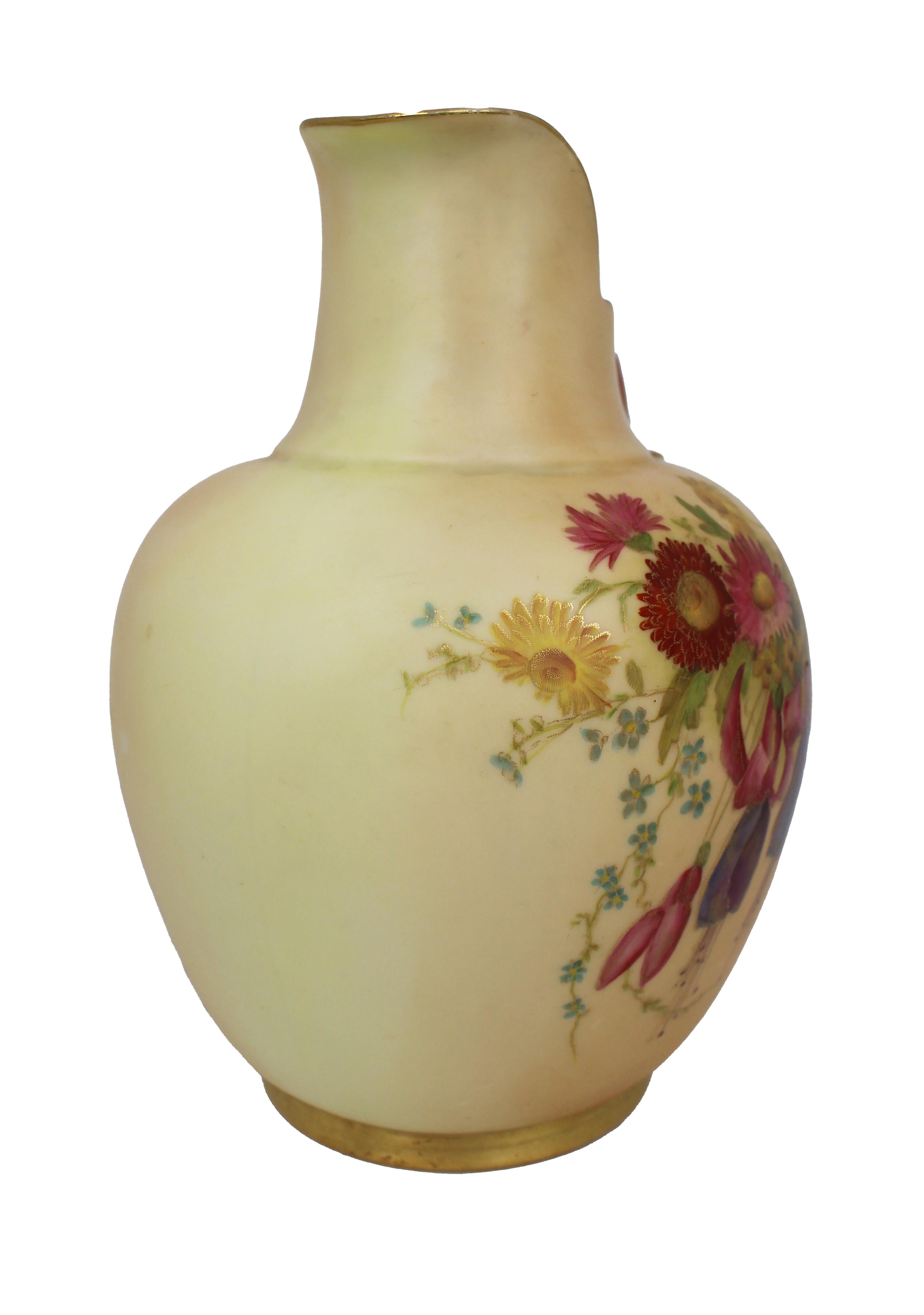 Britannique Aiguière en ivoire blush de Royal Worcester avec des fleurs peintes à la main et dorées, datée de 1897 en vente